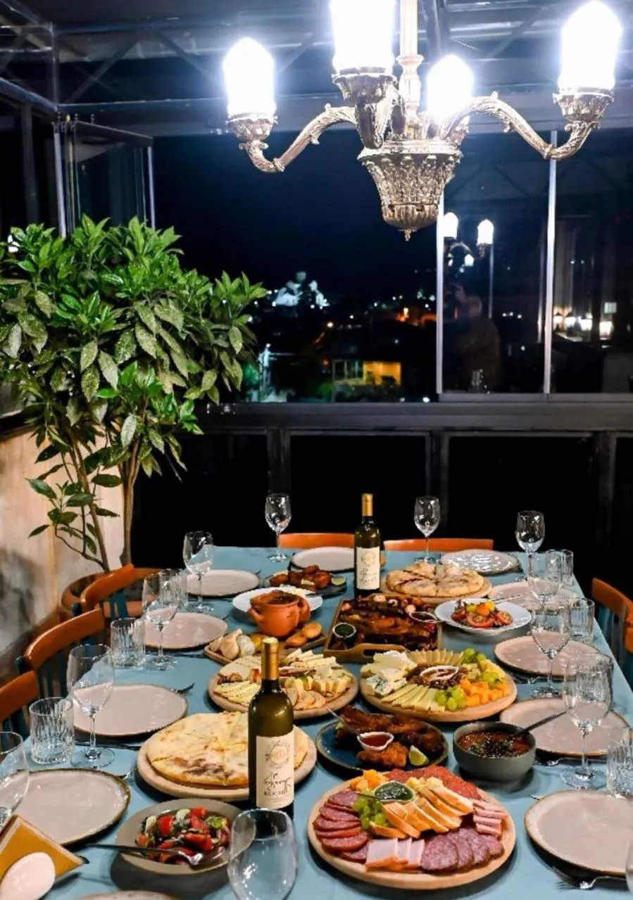 Restaurant/places to eat in Hill Hotel