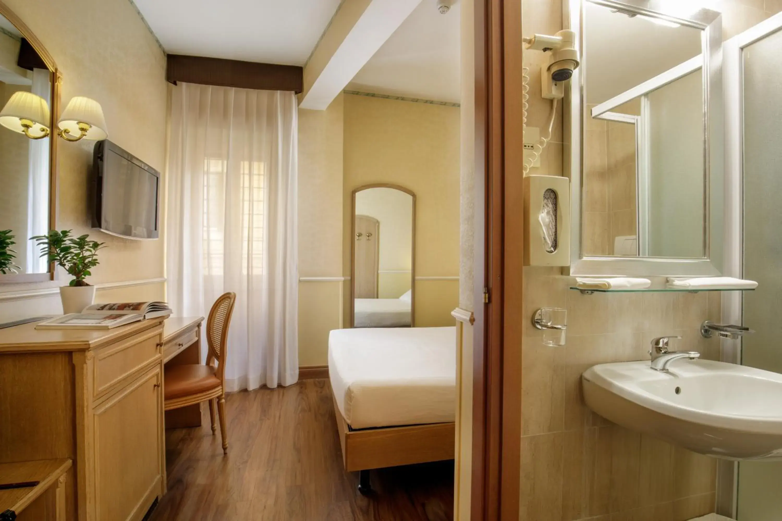 Economy Double Room in Hotel Santa Costanza by OMNIA hotels Economy Double Room in Hotel Santa Costanza by OMNIA hotels