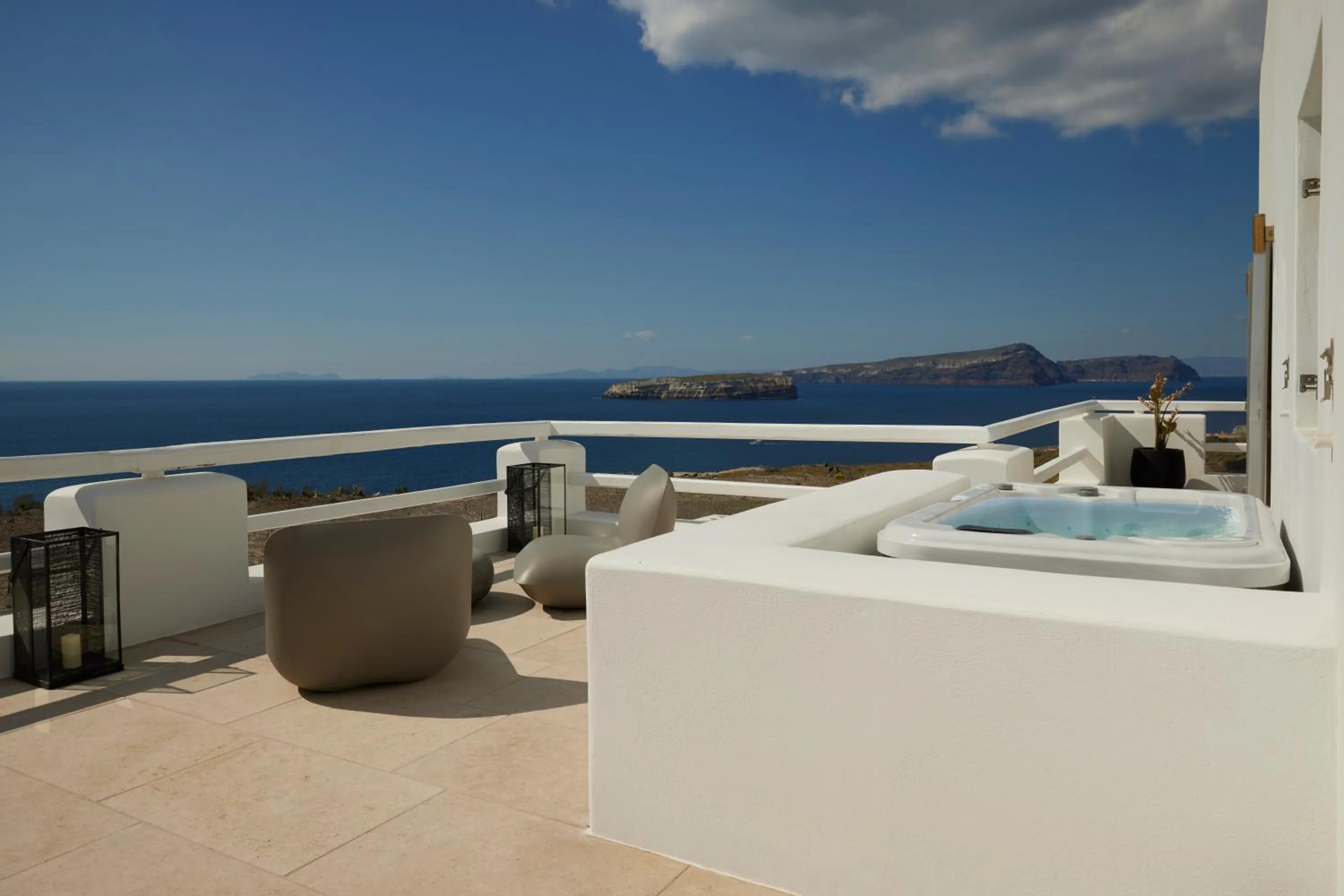 Hot Tub in Absolute Paradise Santorini