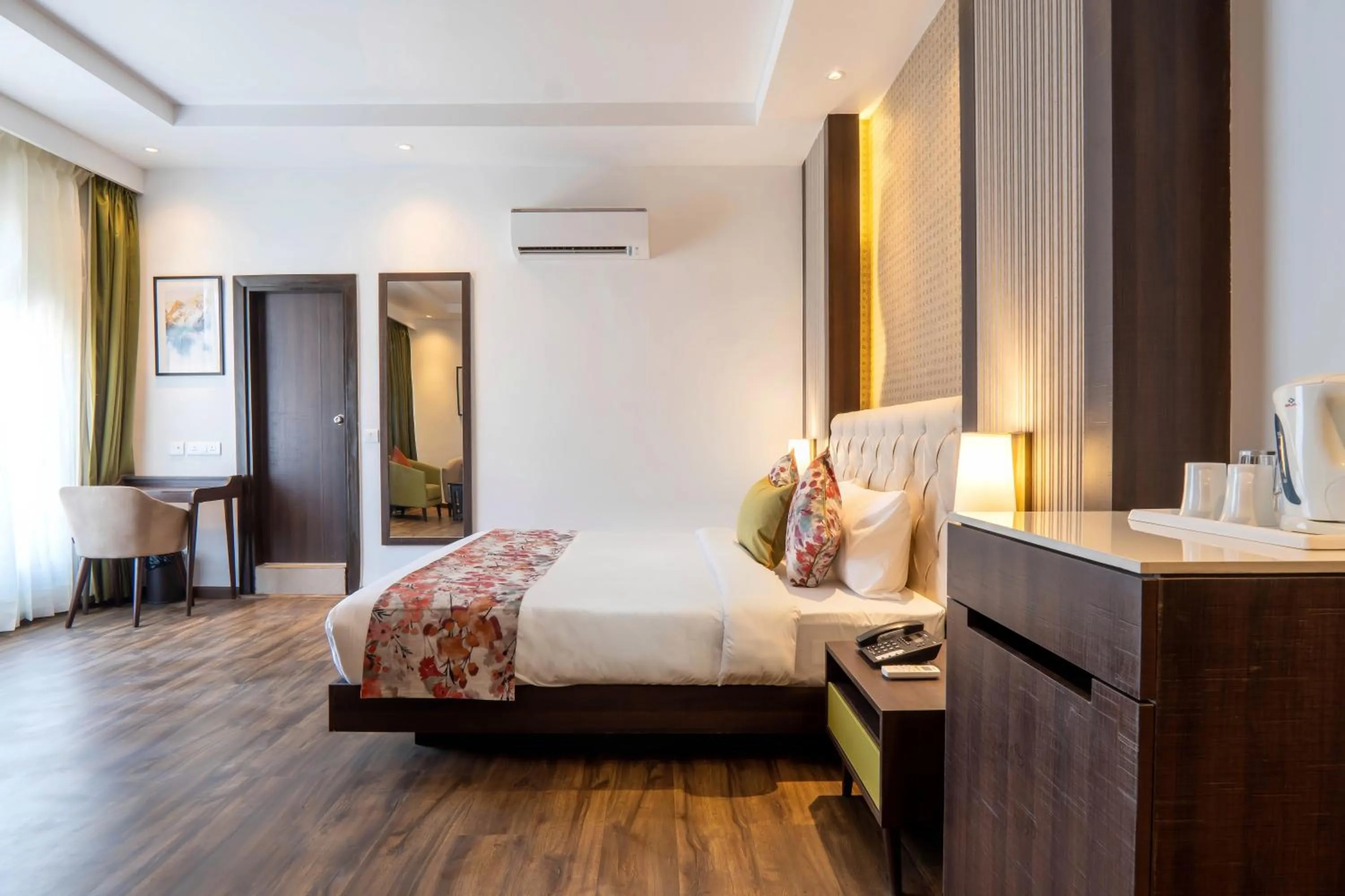 Bedroom, Bed in Hotel Le ROI Lake View Koti