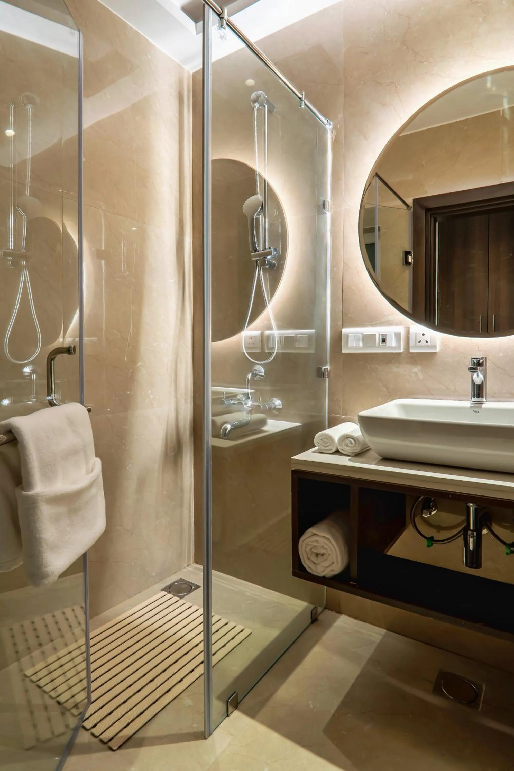 Bathroom in Hotel Le ROI Lake View Koti