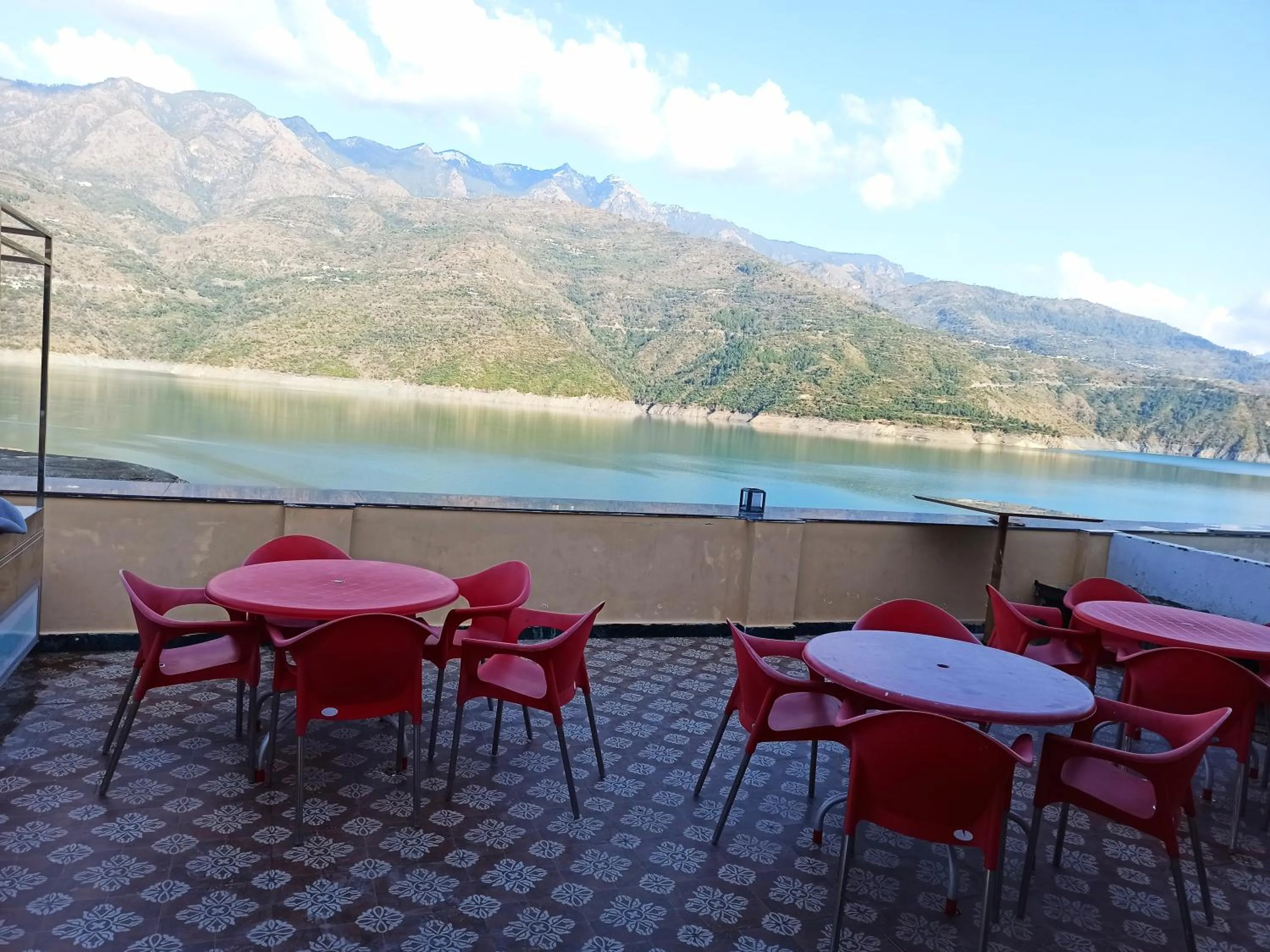 Restaurant/places to eat in Hotel Le ROI Lake View Koti