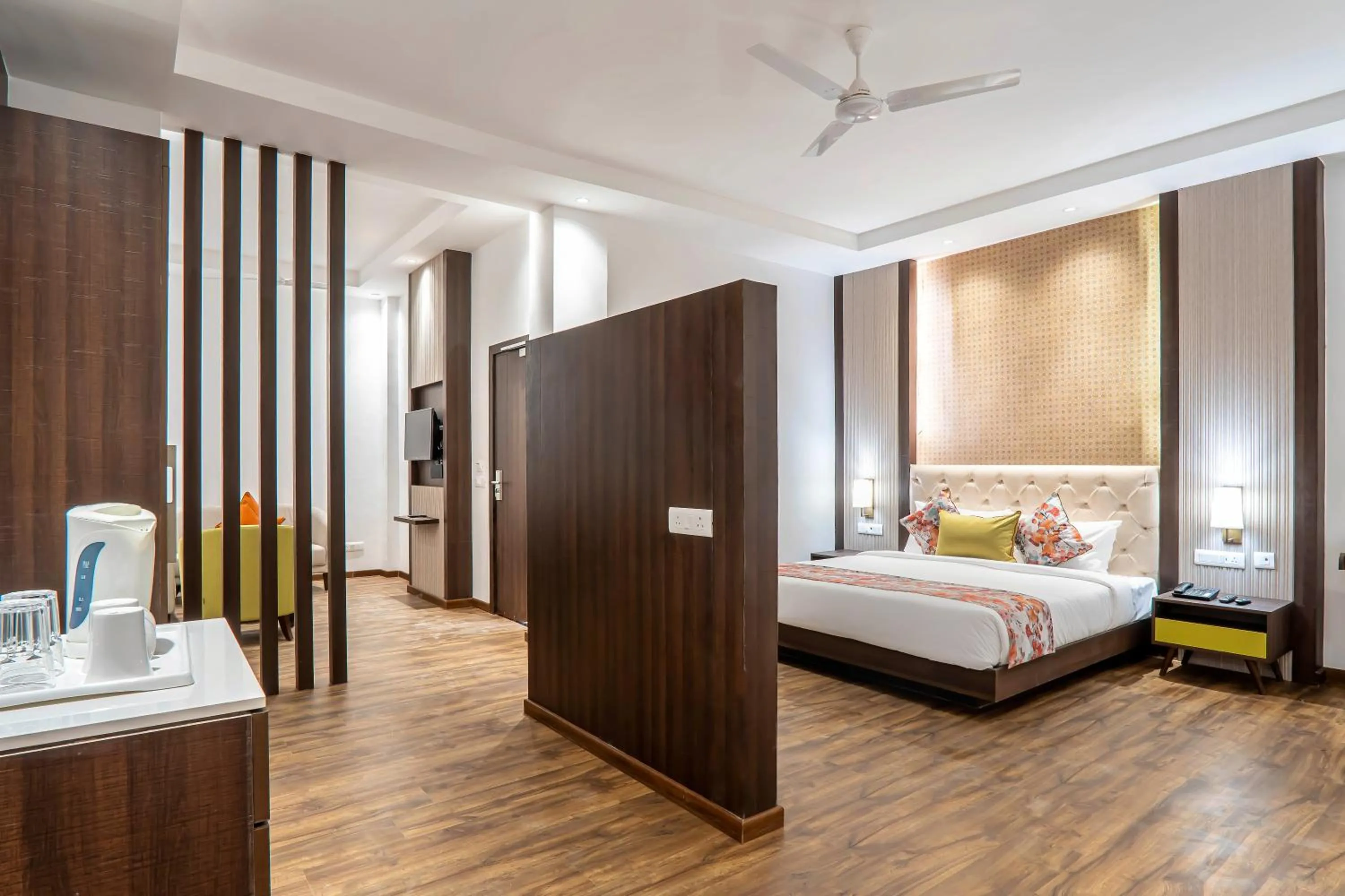 Bedroom, Bed in Hotel Le ROI Lake View Koti