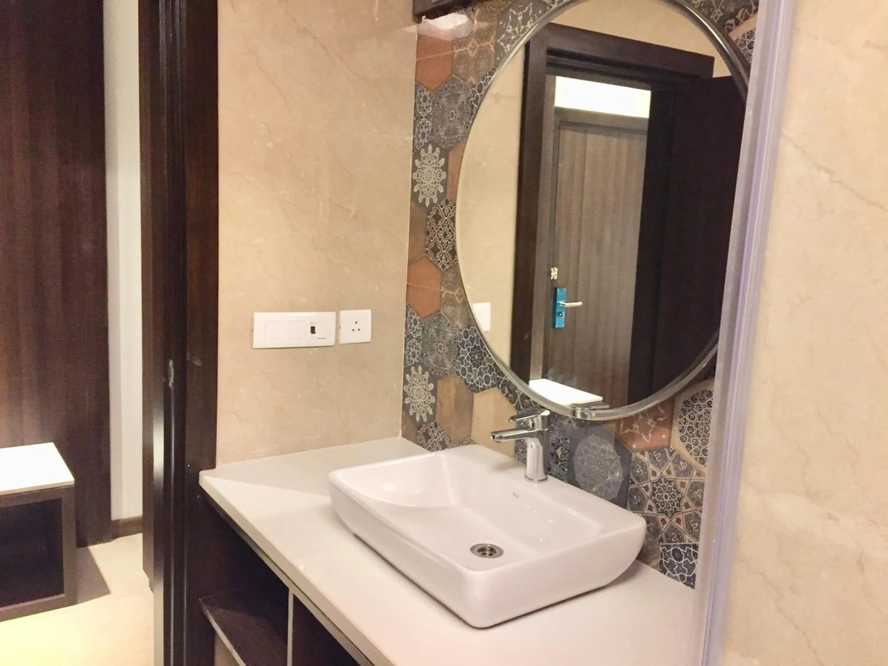 Bathroom in Hotel Le ROI Lake View Koti