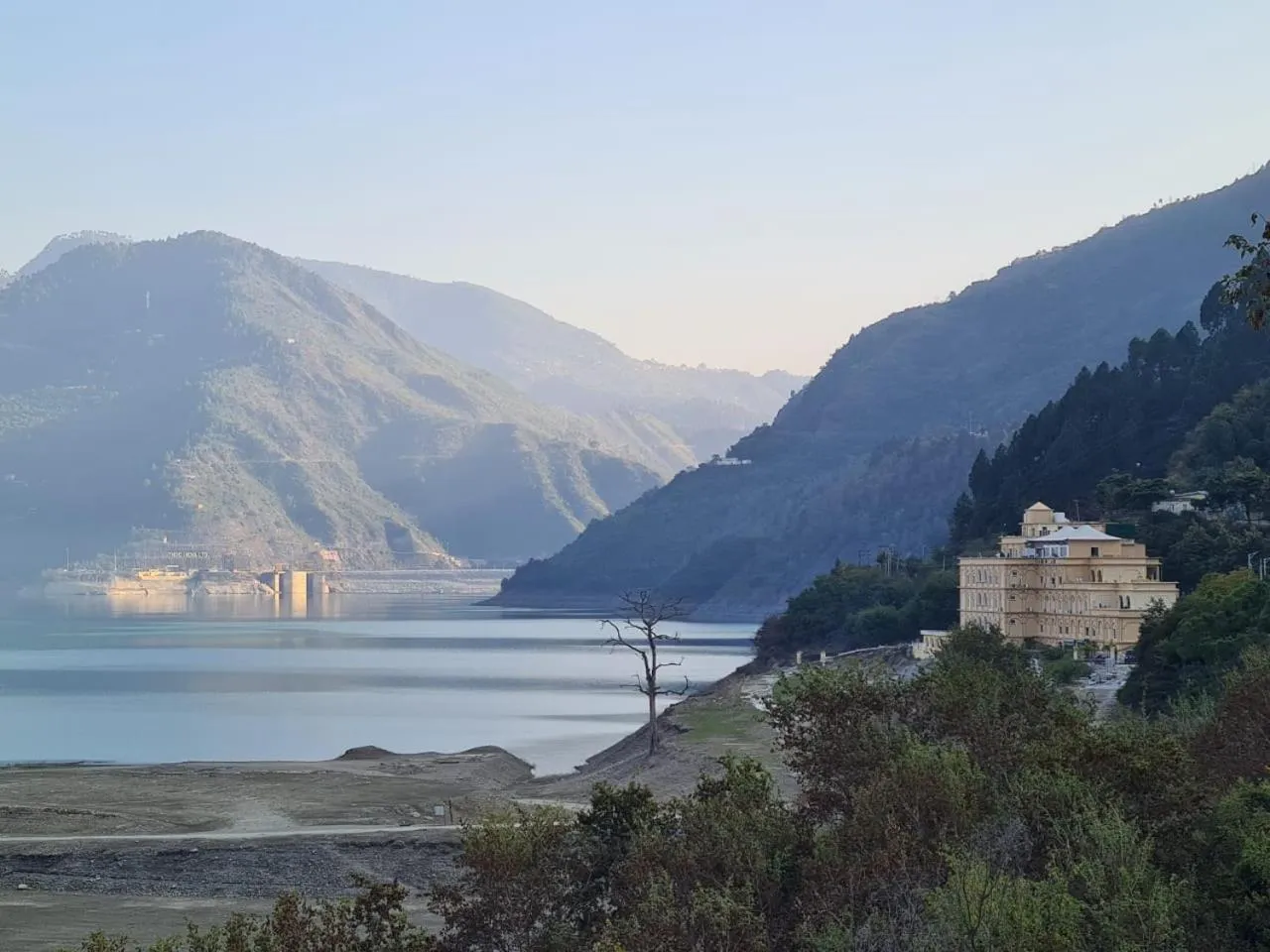 Property building in Hotel Le ROI Lake View Koti