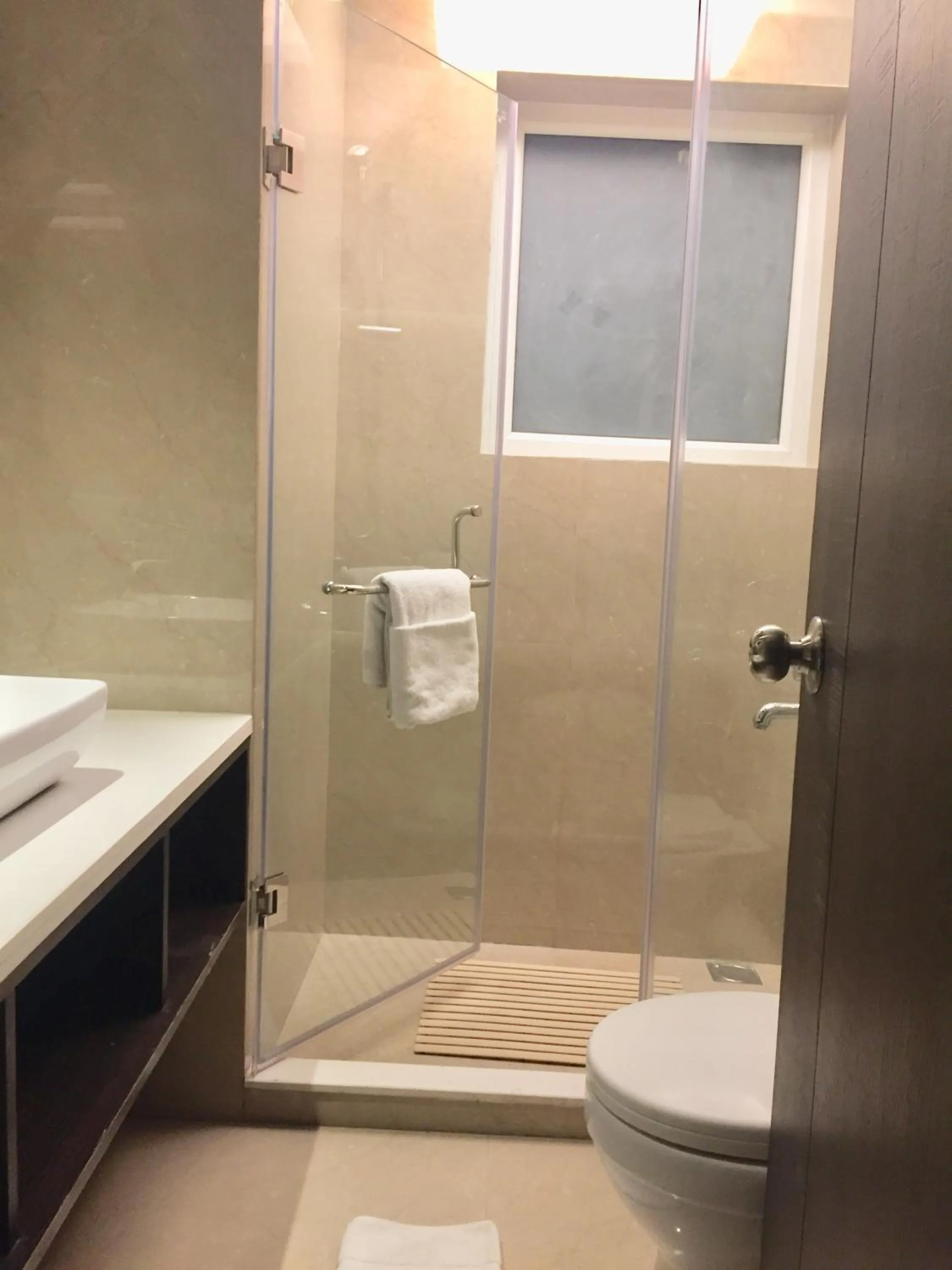 Bathroom in Hotel Le ROI Lake View Koti