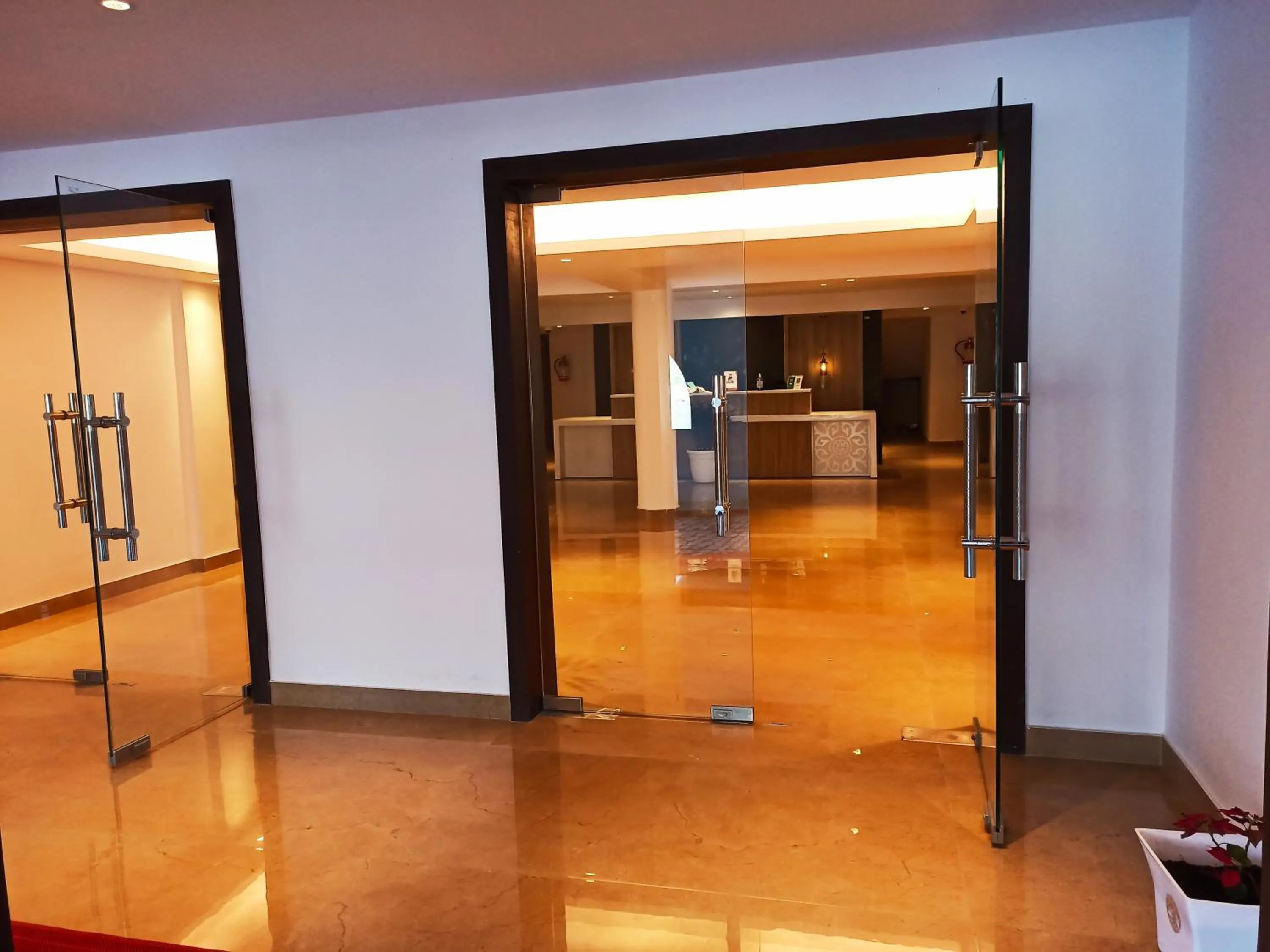 Lobby or reception in Hotel Le ROI Lake View Koti