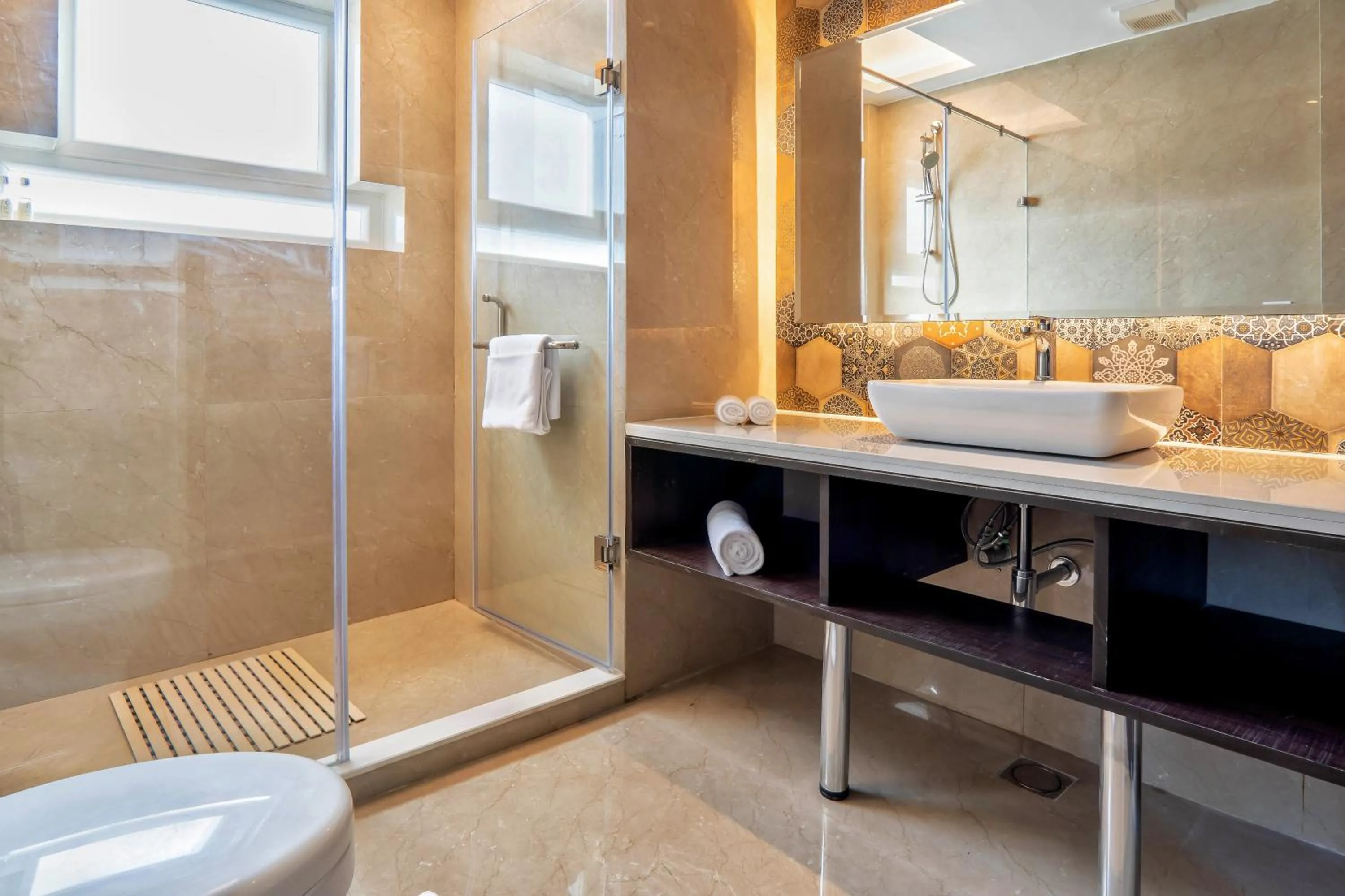 Bathroom in Hotel Le ROI Lake View Koti