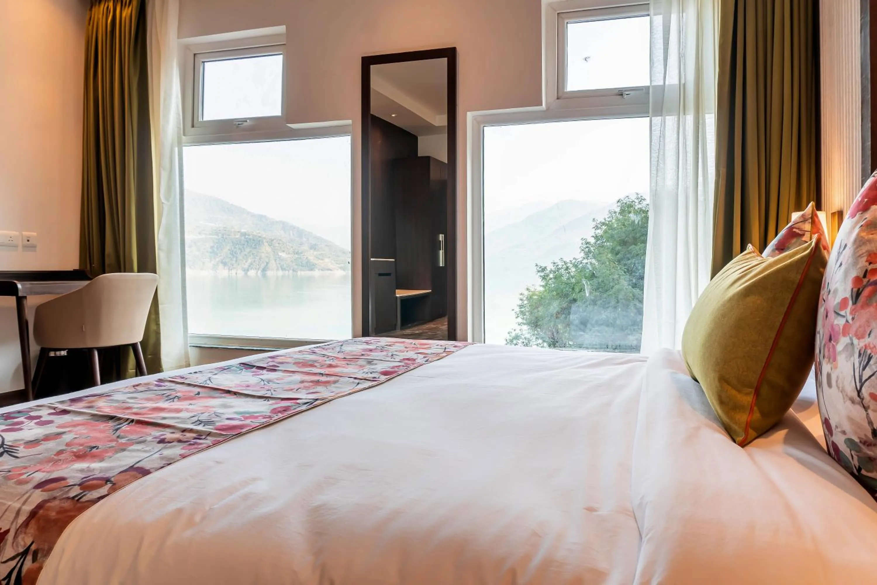 View (from property/room), Bed in Hotel Le ROI Lake View Koti