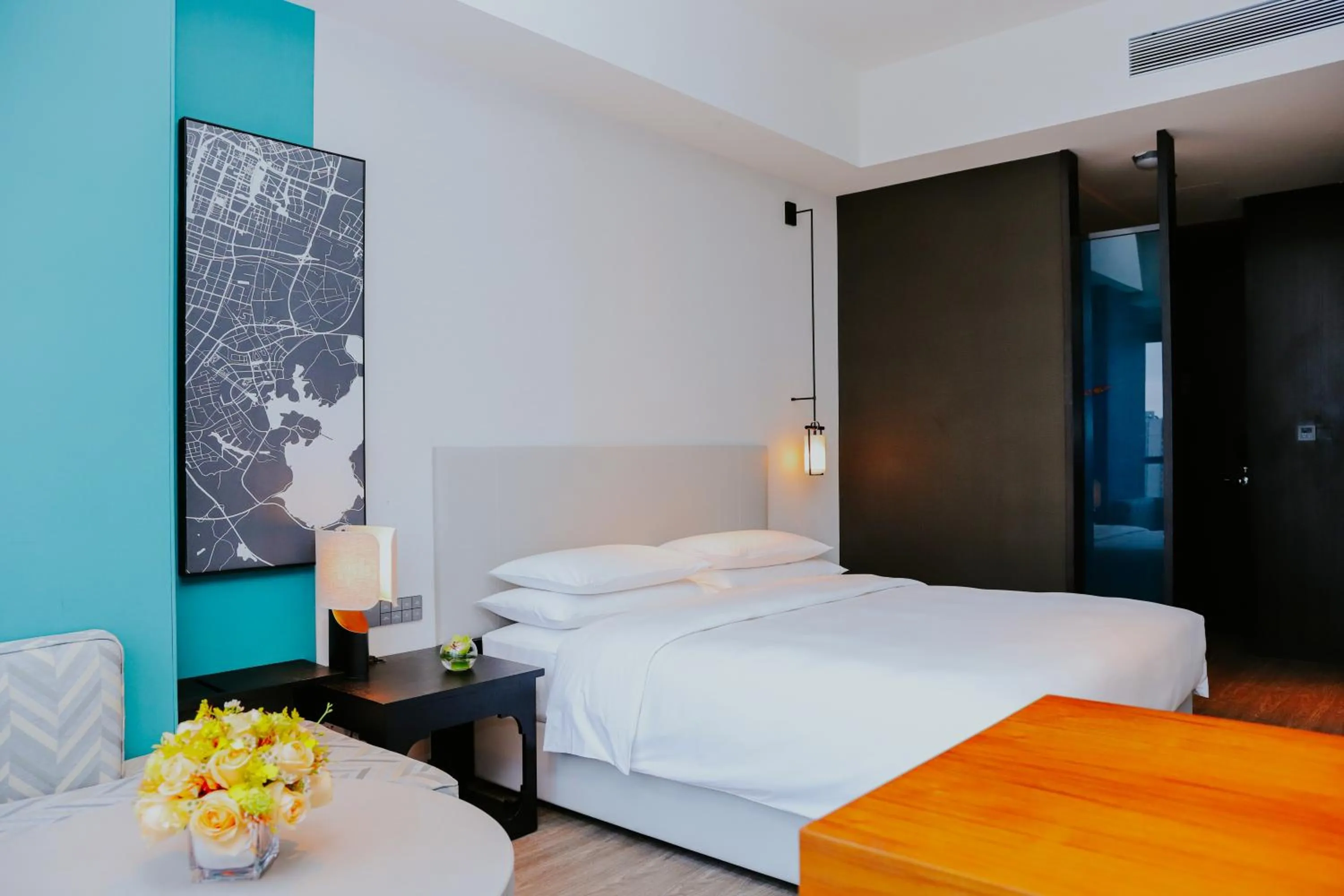 Photo of the whole room, Bed in Hyatt Centric Lakeside Ningbo