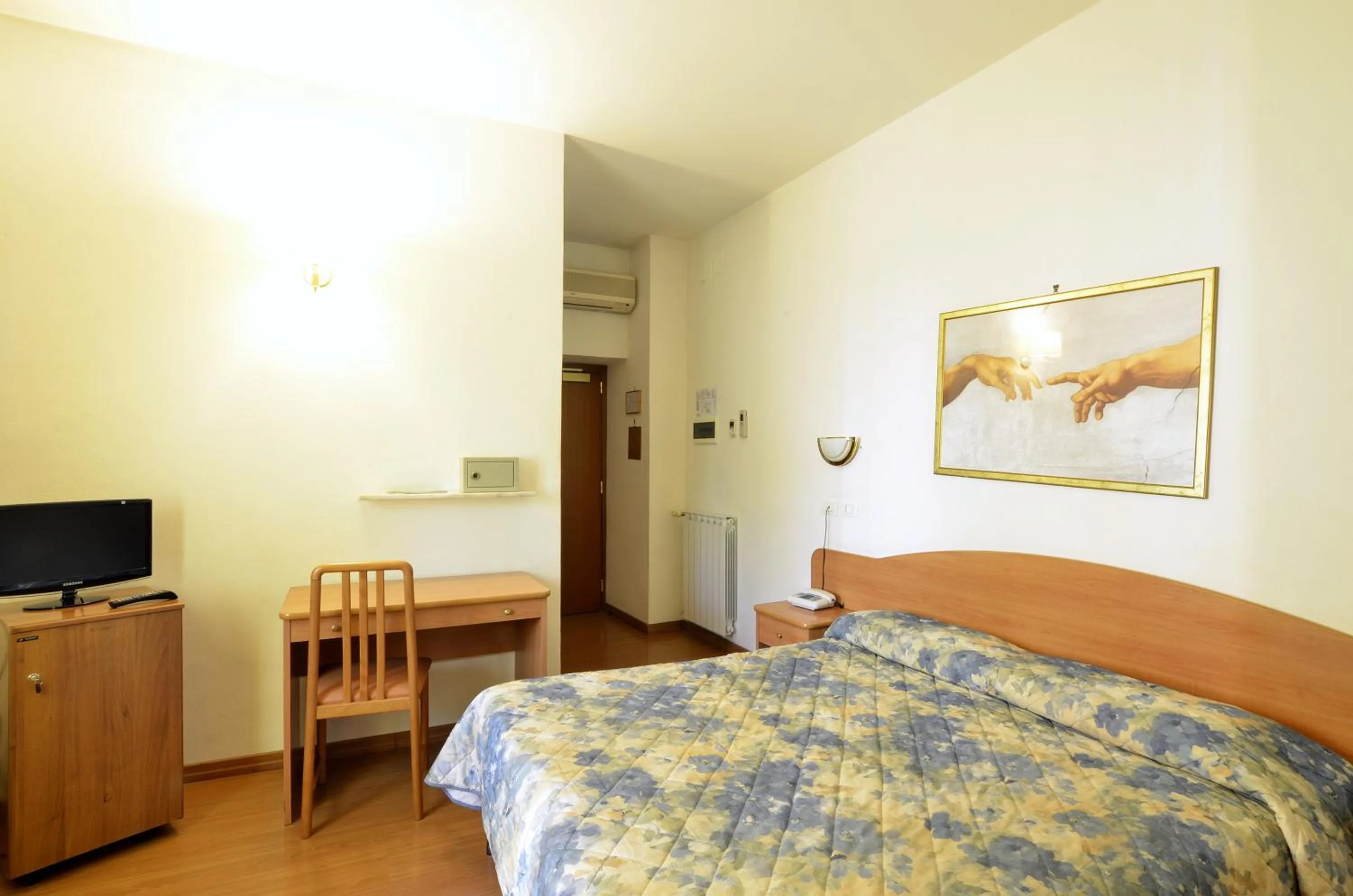 Photo of the whole room, Bed in Hotel Tirreno