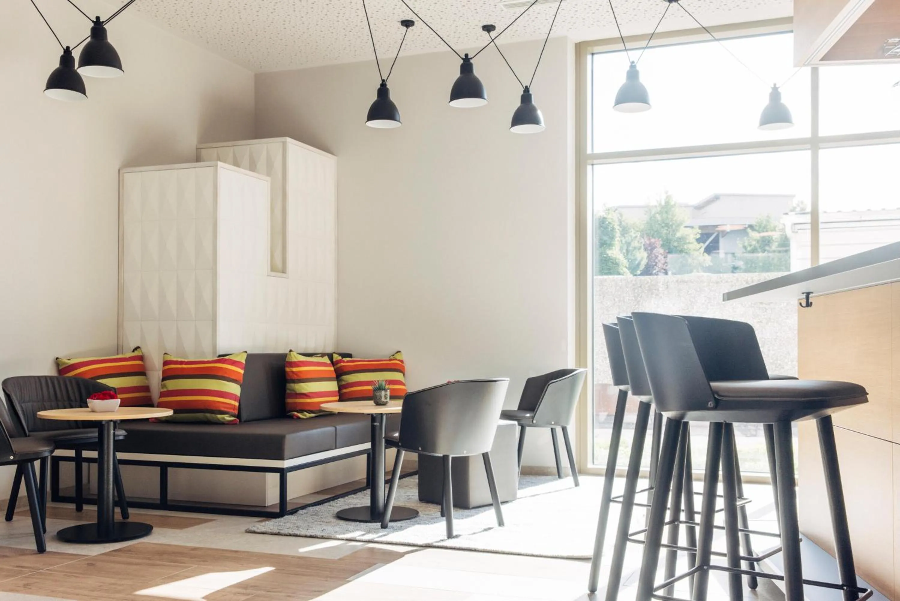 Lounge or bar in harry's home Telfs hotel & apartments