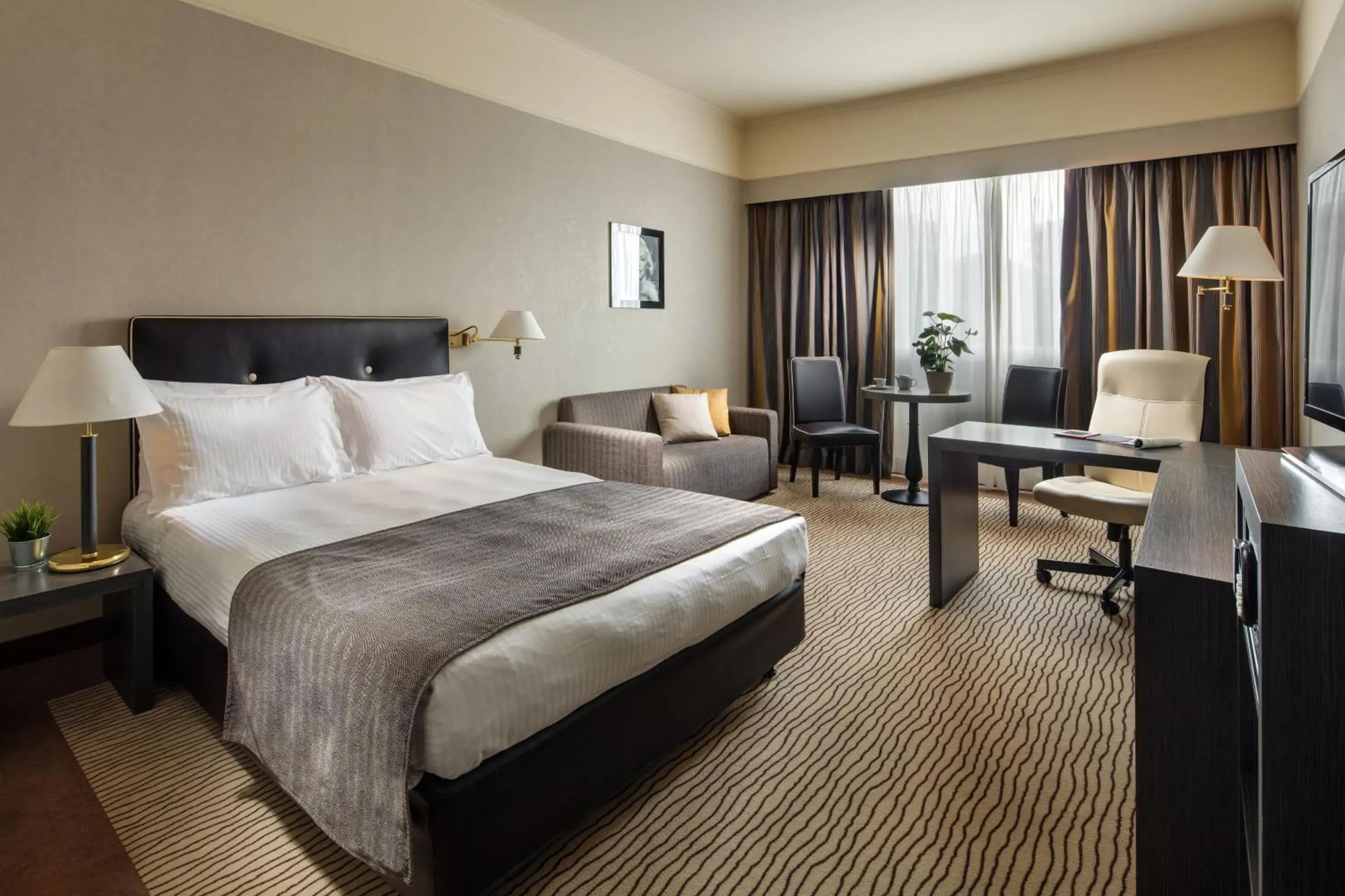 Premium Queen Room in Holiday Inn Rome - Eur Parco Dei Medici by IHG Premium Queen Room in Holiday Inn Rome - Eur Parco Dei Medici by IHG