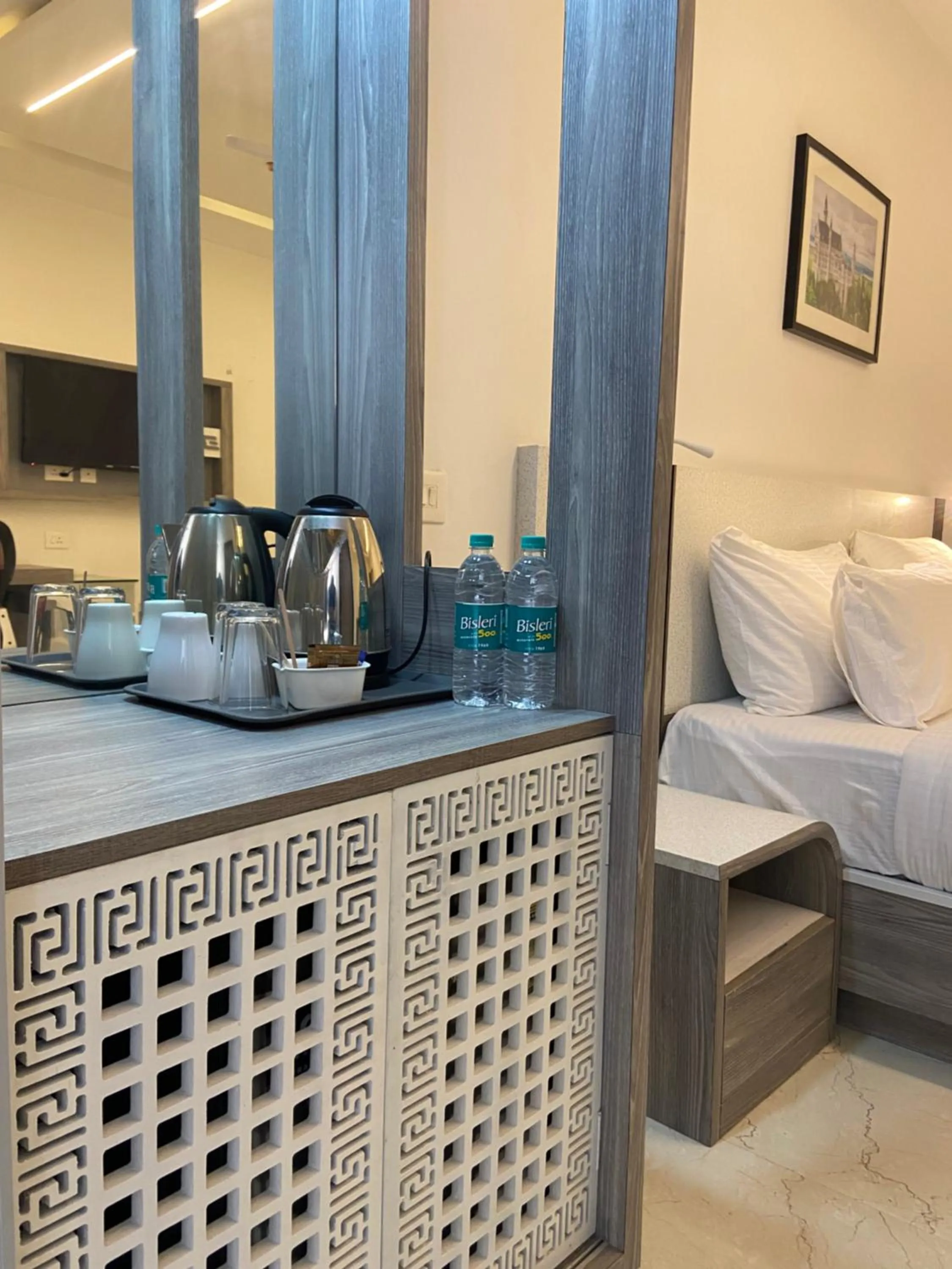Coffee/tea facilities, Bed in Dash Hotels - Affordable Luxury