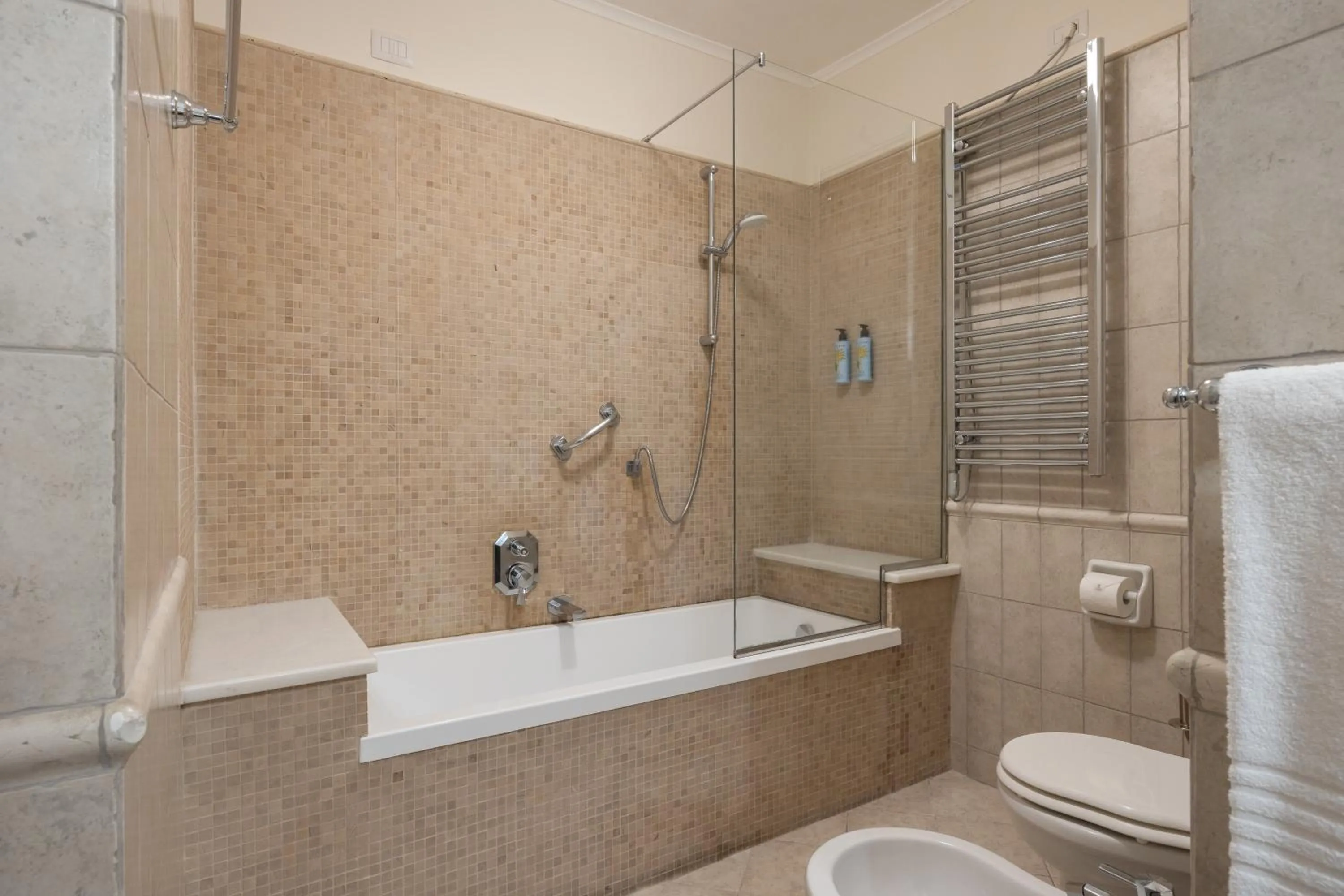 Shower in Hotel Forum