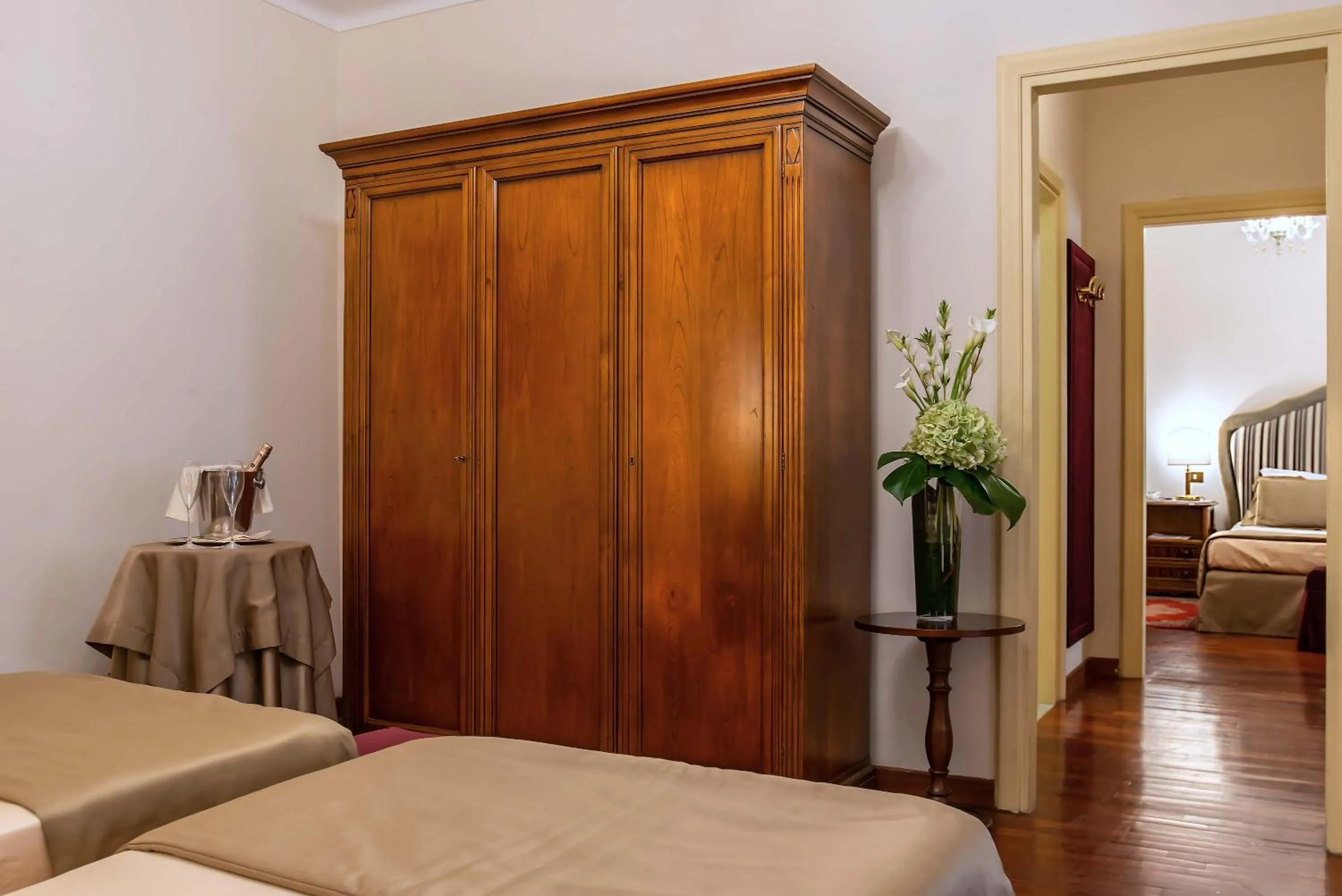 wardrobe, Bed in Hotel Forum