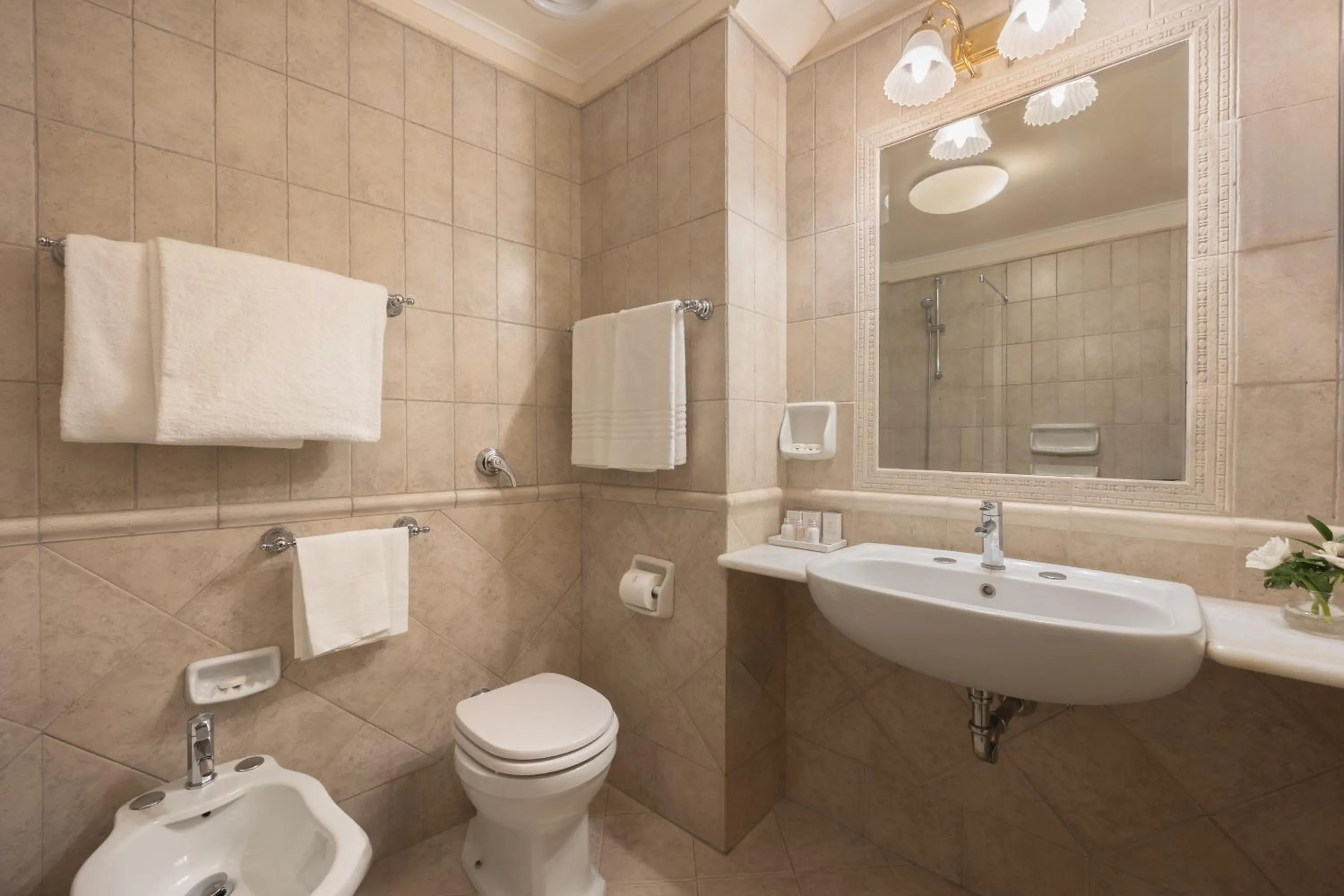 Shower in Hotel Forum