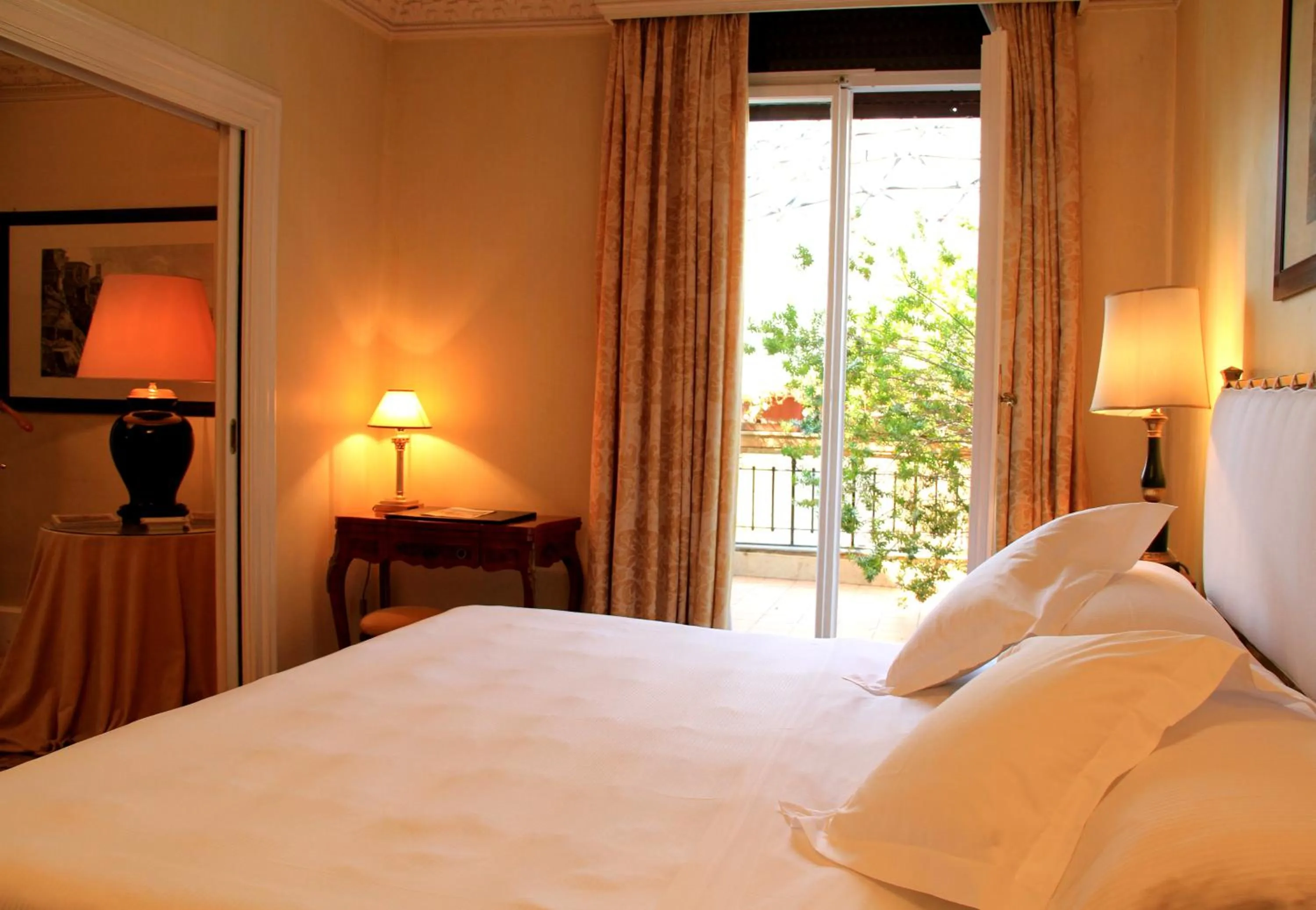 View (from property/room), Bed in Grand Hotel Plaza