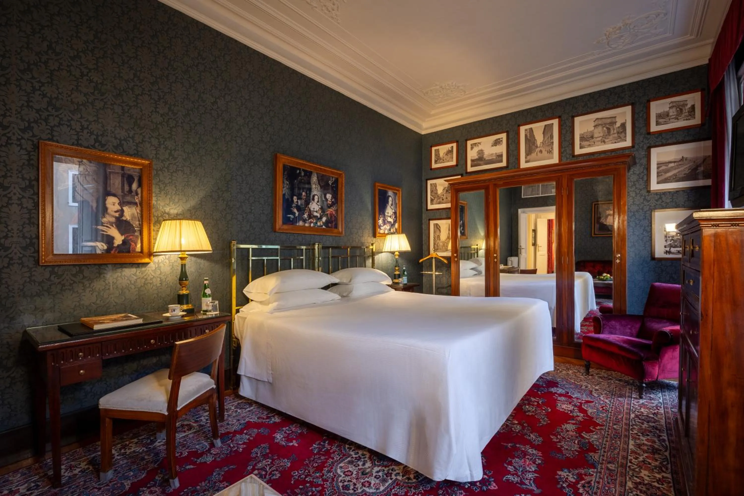 Bedroom, Bed in Grand Hotel Plaza