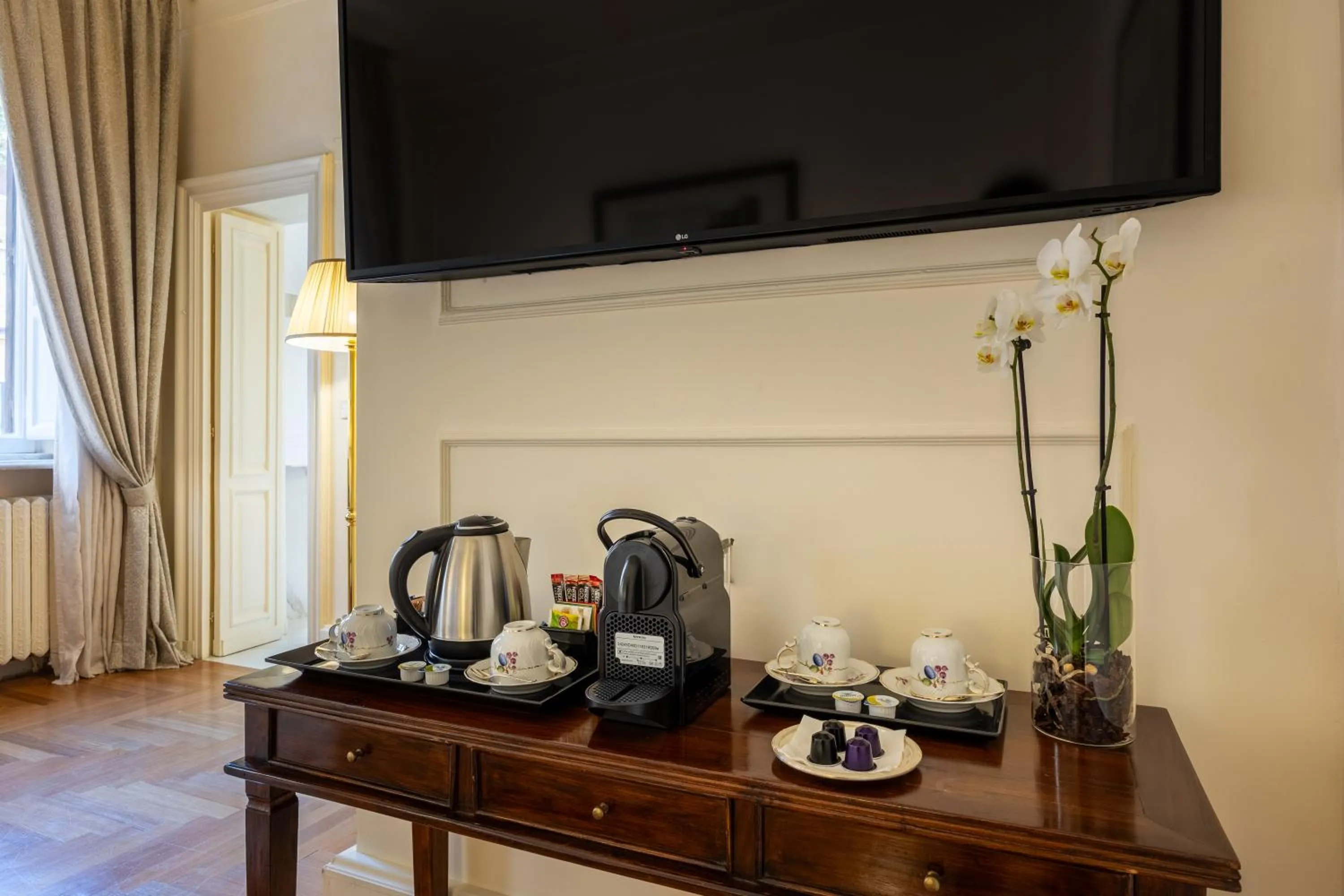 Coffee/tea facilities in Grand Hotel Plaza
