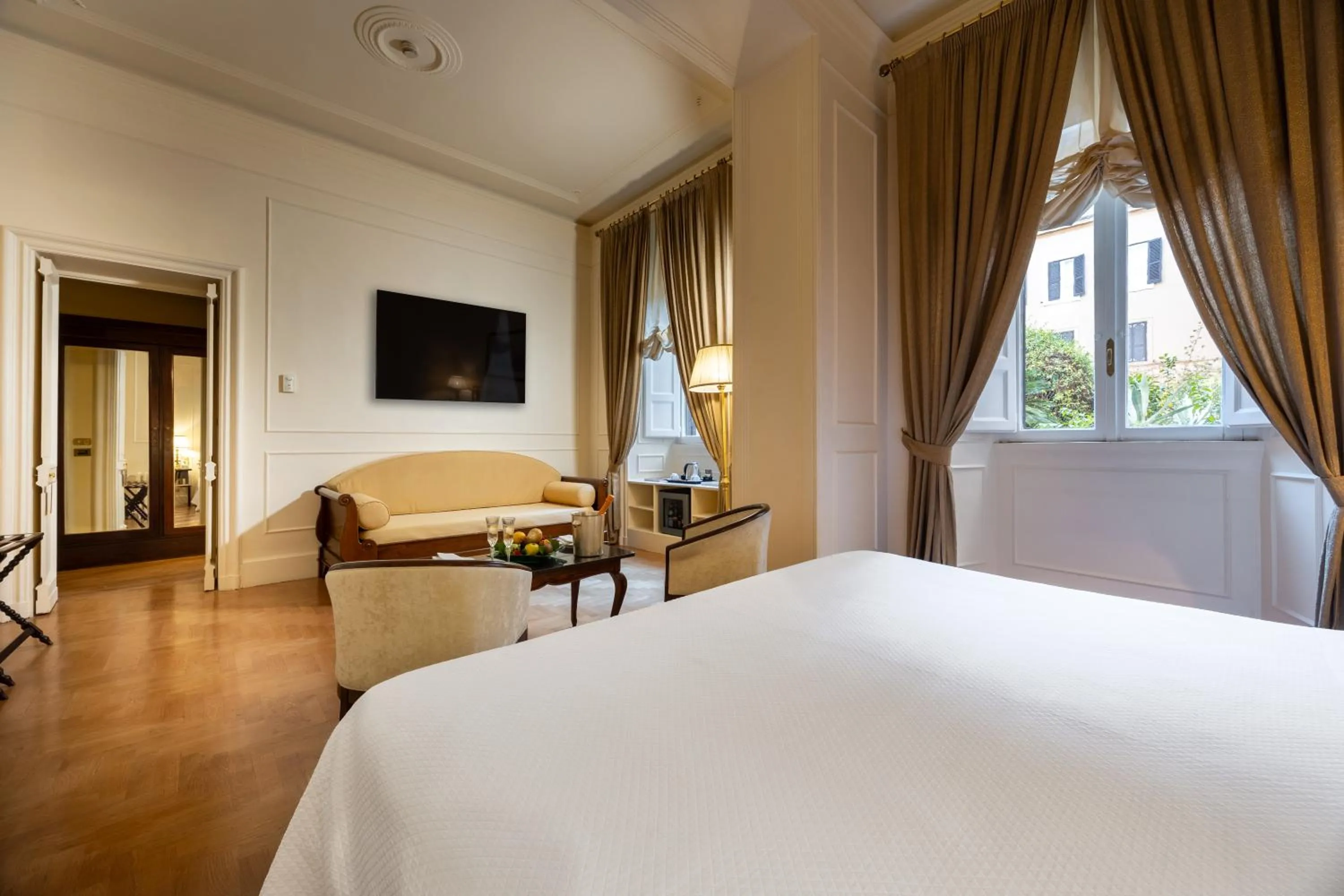 Bedroom, Bed in Grand Hotel Plaza