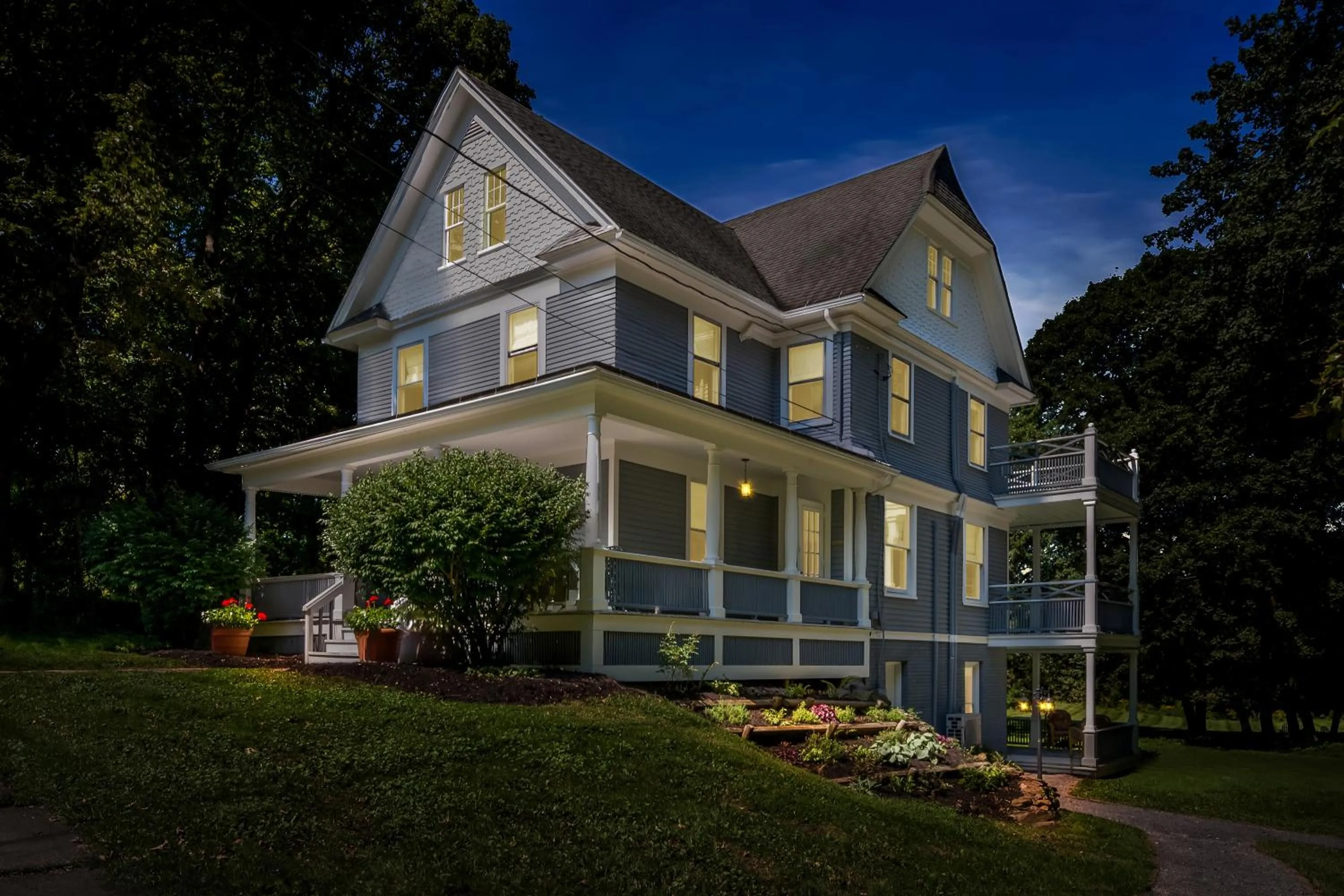 Property building in Benn Conger Inn