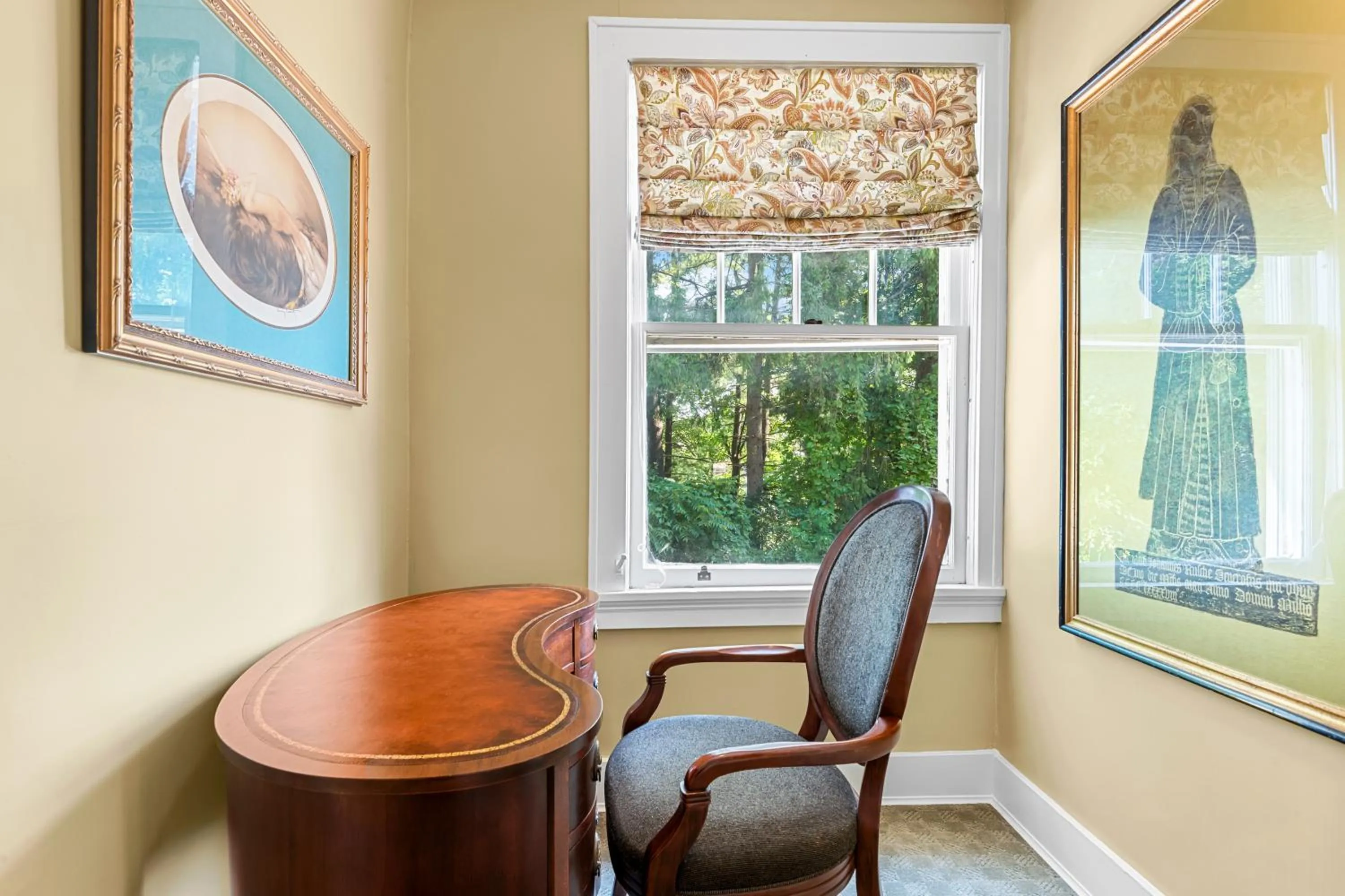 Seating area in Benn Conger Inn