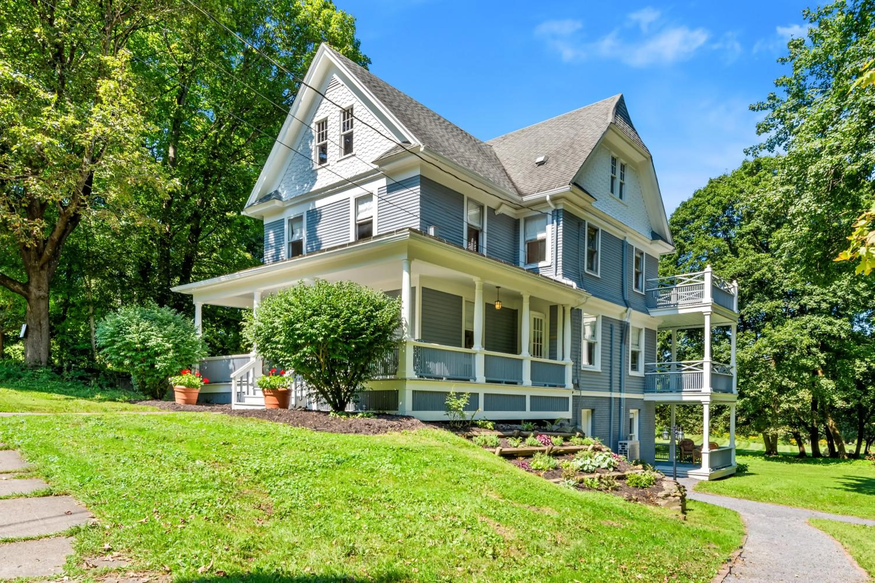 Property building in Benn Conger Inn