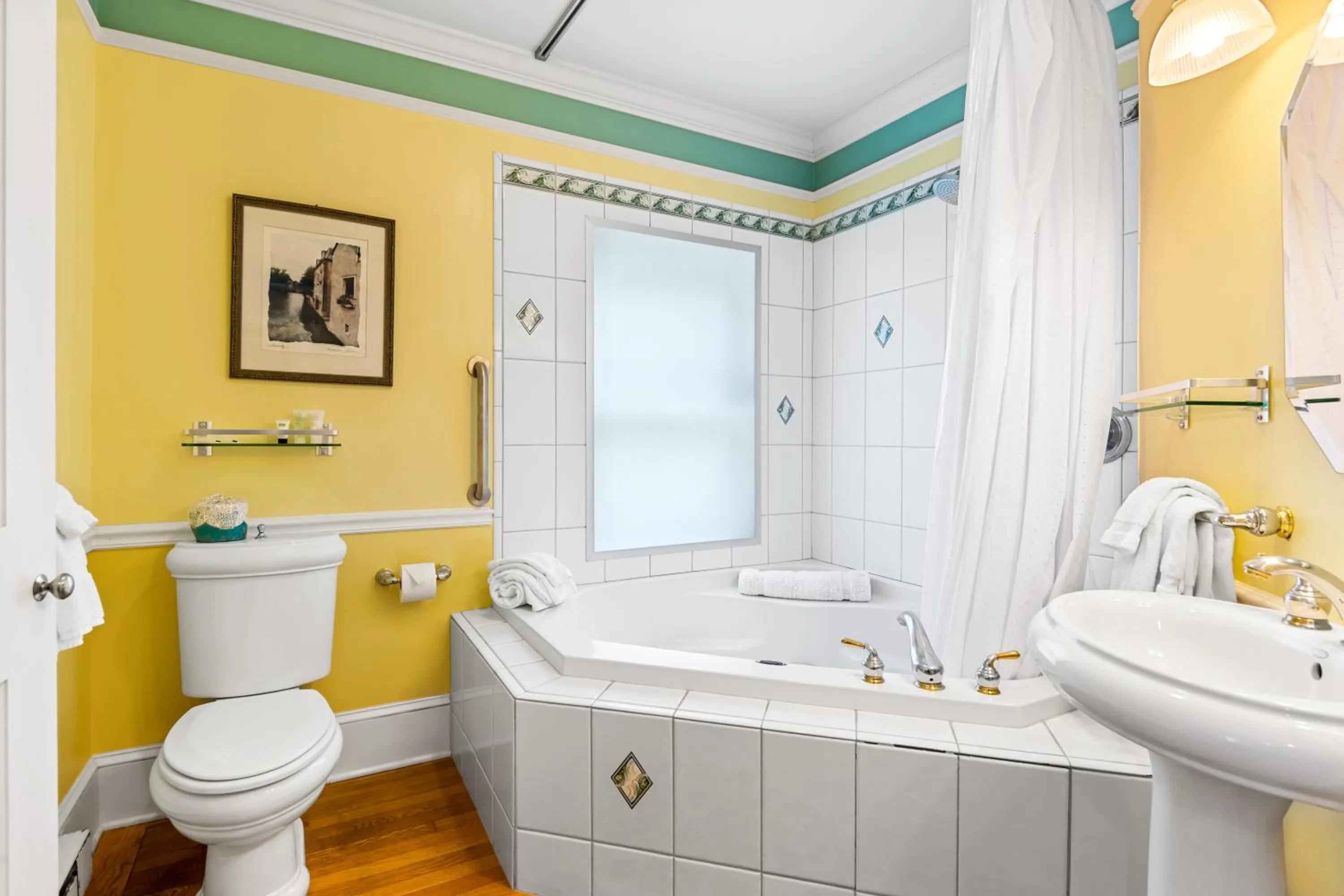 Shower in Benn Conger Inn