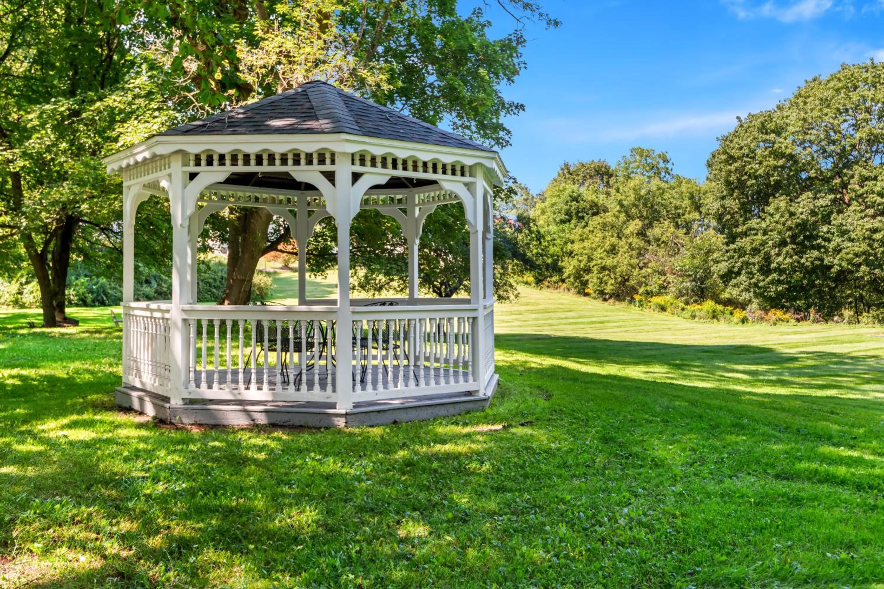 Property building in Benn Conger Inn