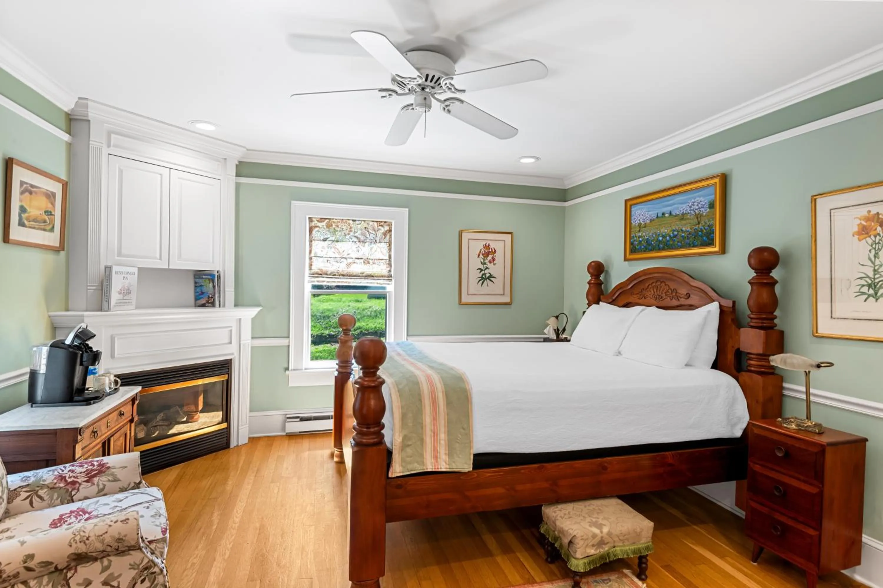 Bed in Benn Conger Inn