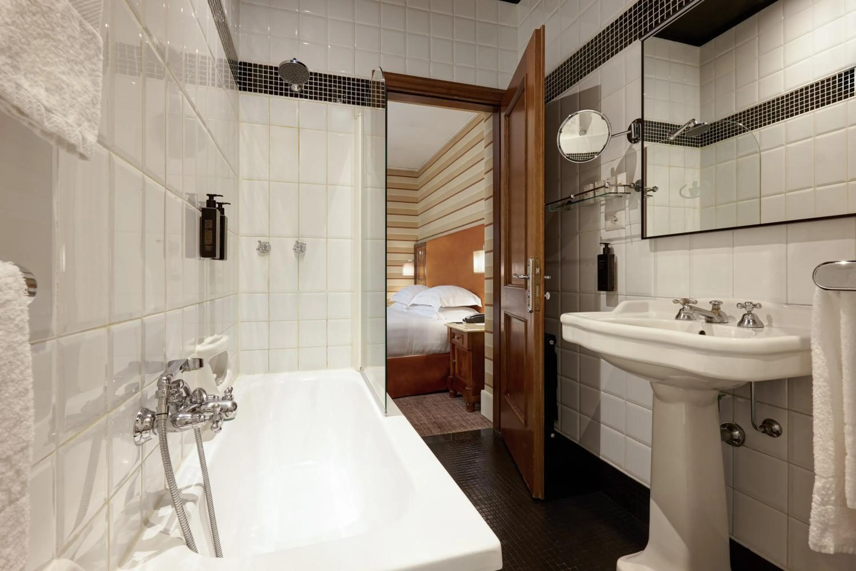 Bathroom, Bed in Hotel Mascagni