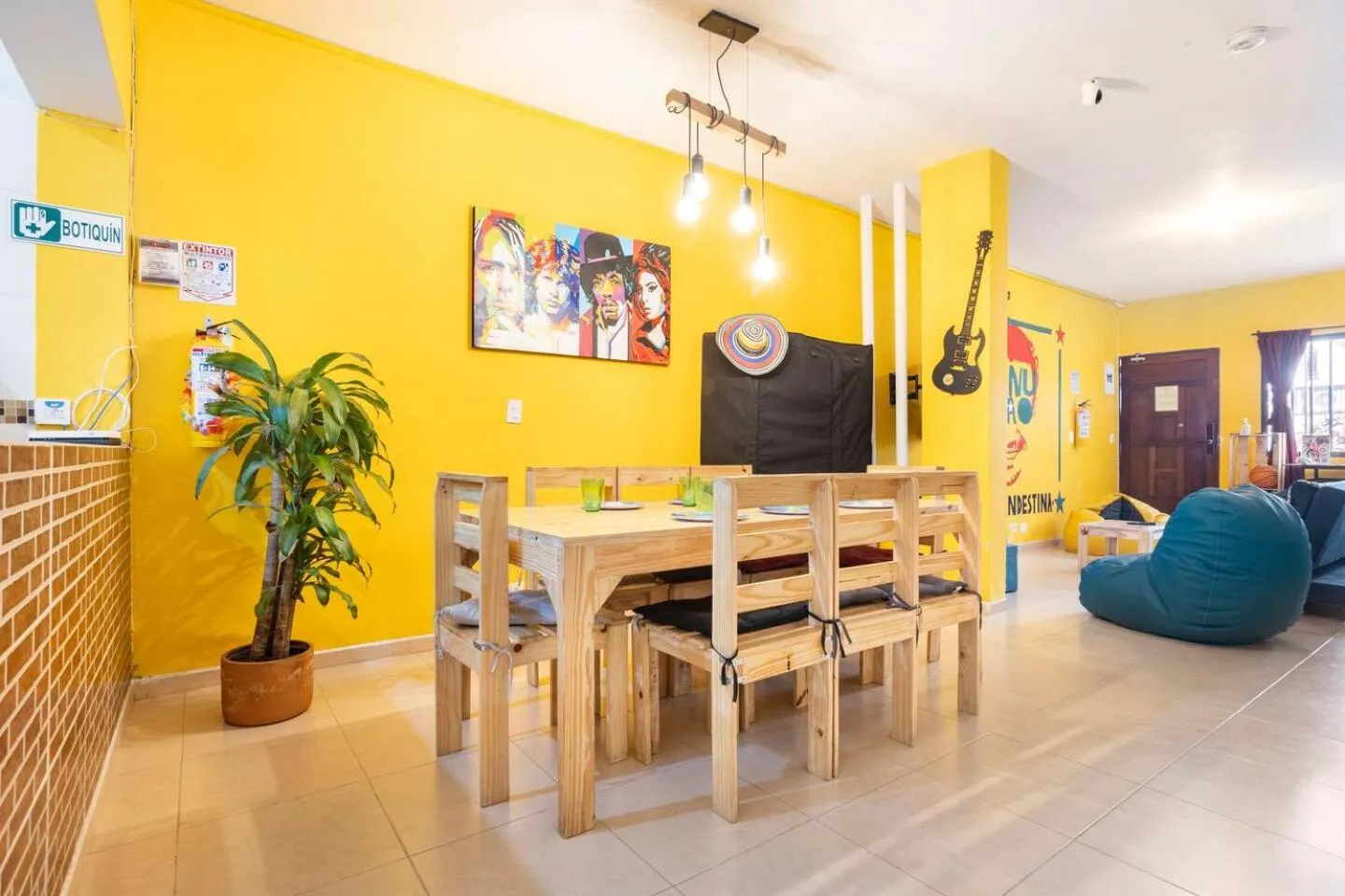Dining area in Casa Clandestina Guest House
