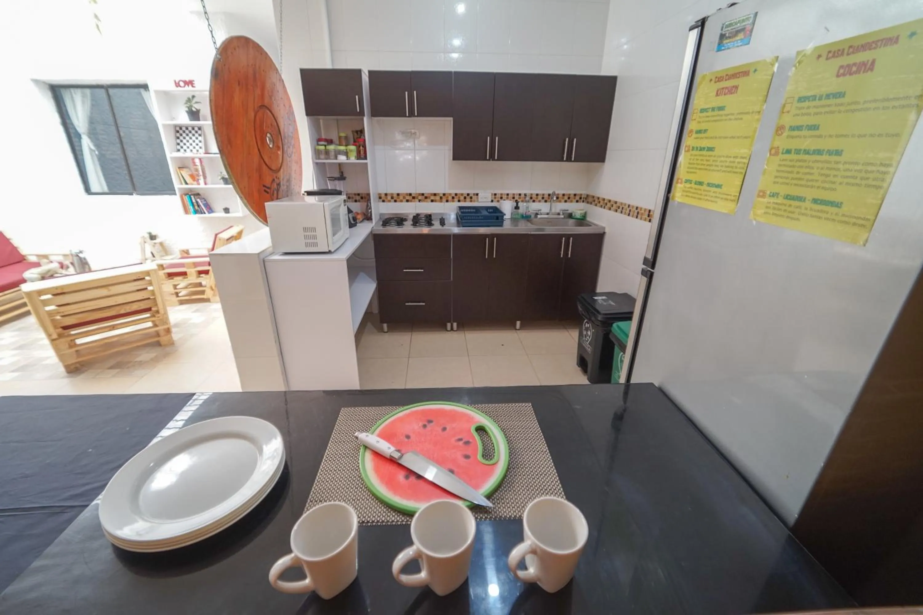 Communal kitchen in Casa Clandestina Guest House