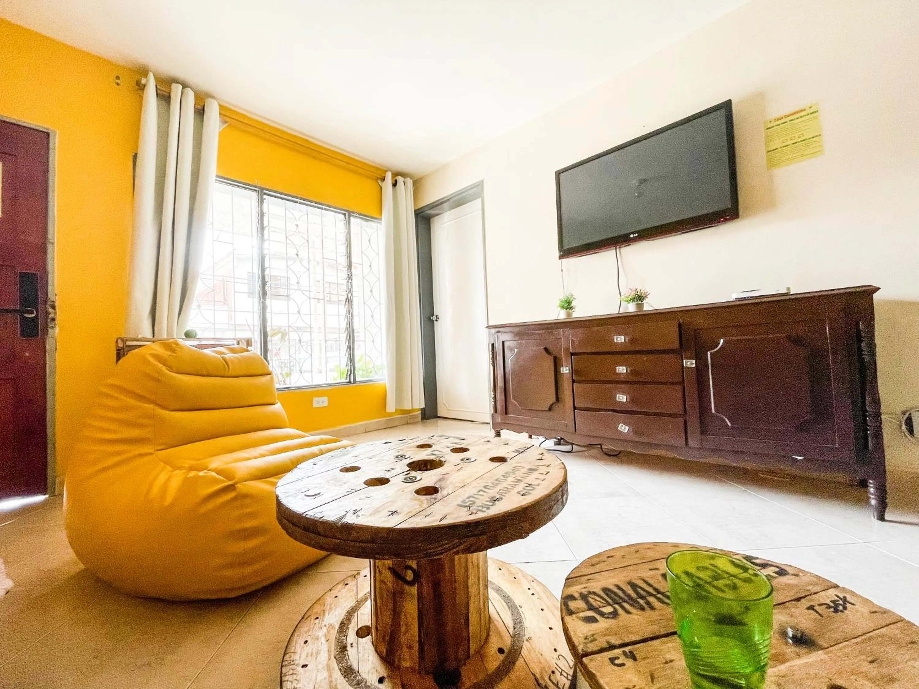 Communal lounge/ TV room in Casa Clandestina Guest House