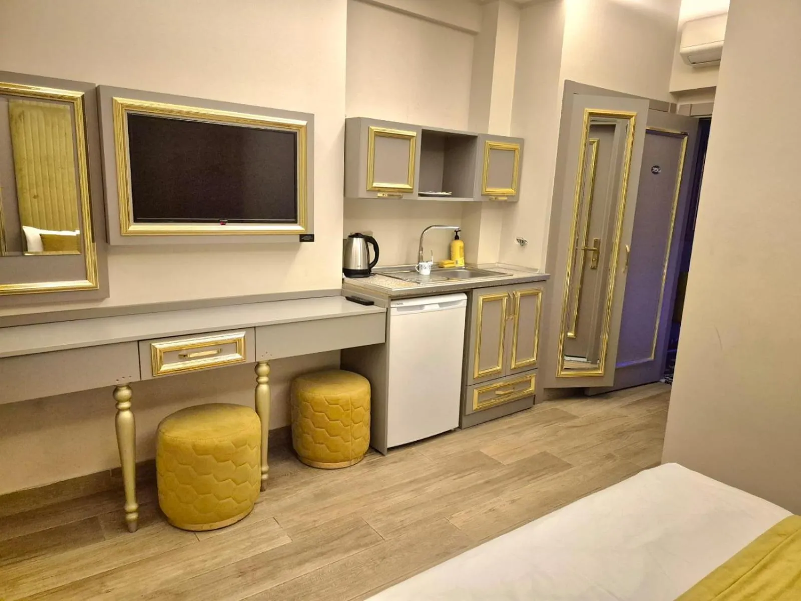 Coffee/tea facilities, Bed in Taksim La Marino Hotel