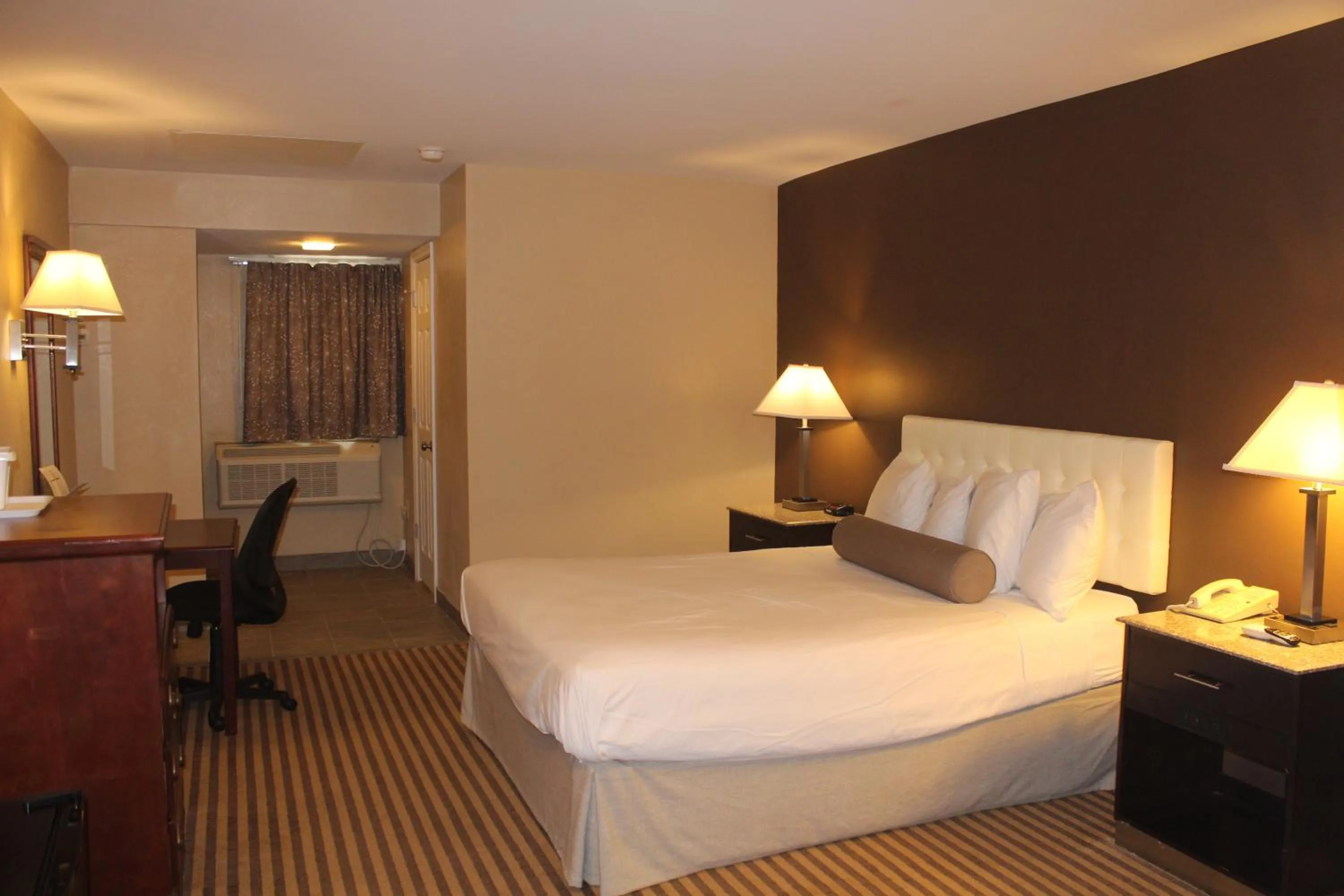 Photo of the whole room, Bed in Travelodge by Wyndham Bellmawr