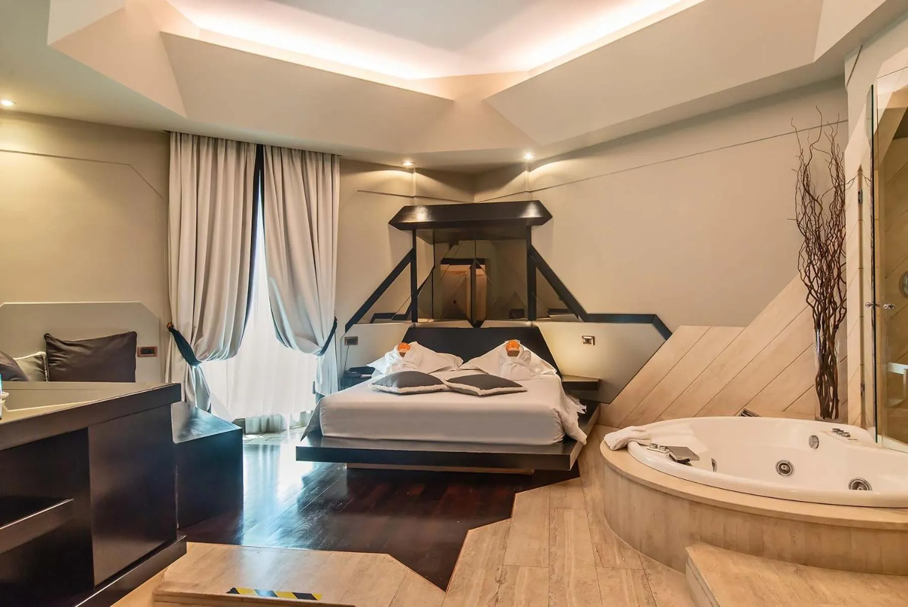 Hot Tub, Bed in Hotel Isa