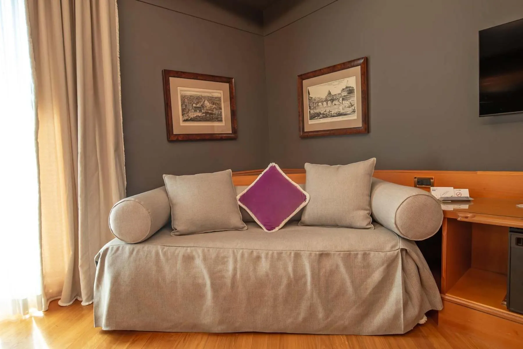 Photo of the whole room in Hotel Isa