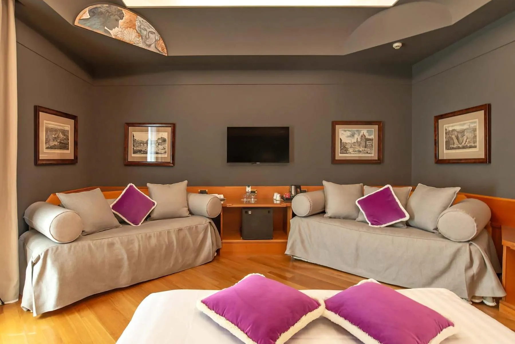 Photo of the whole room in Hotel Isa