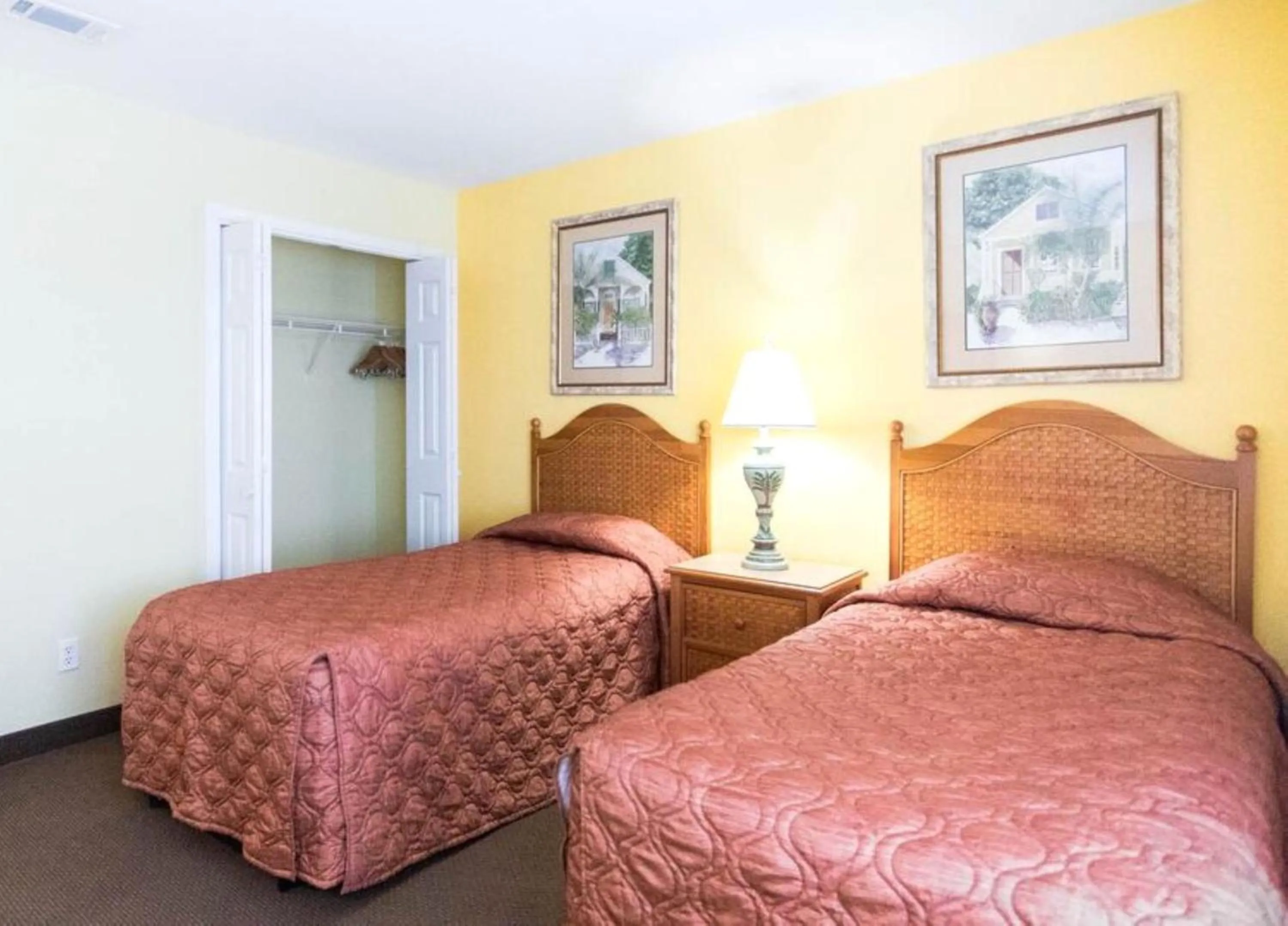 Bed in Soundside Holiday Beach Resort