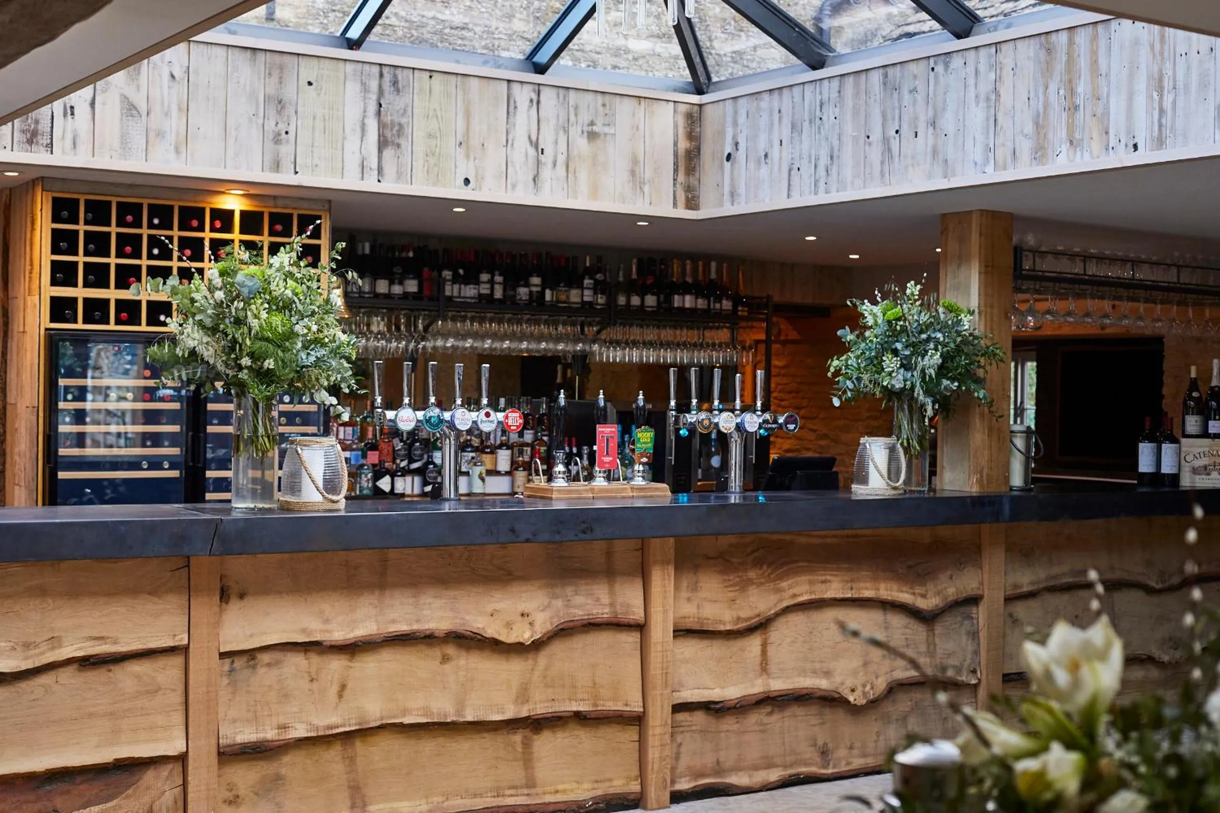 Lounge or bar in The Crown of Crucis