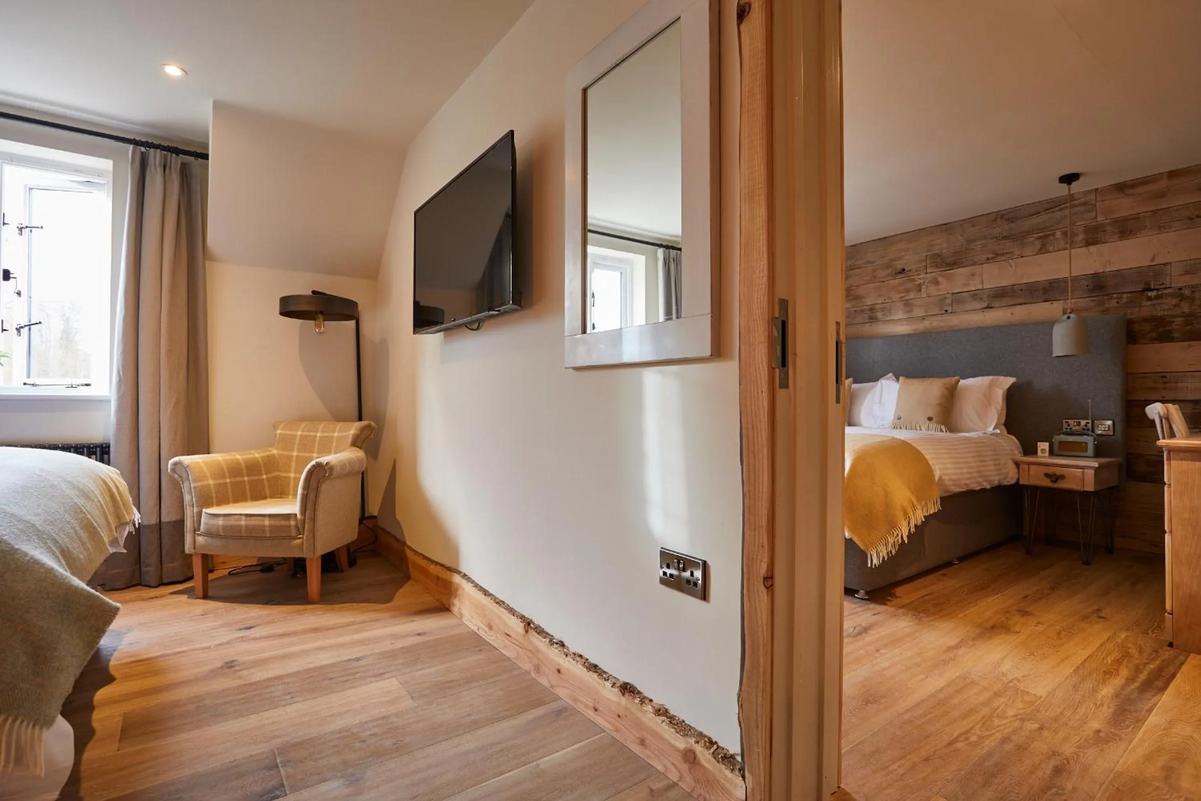 Family, Bed in The Crown of Crucis