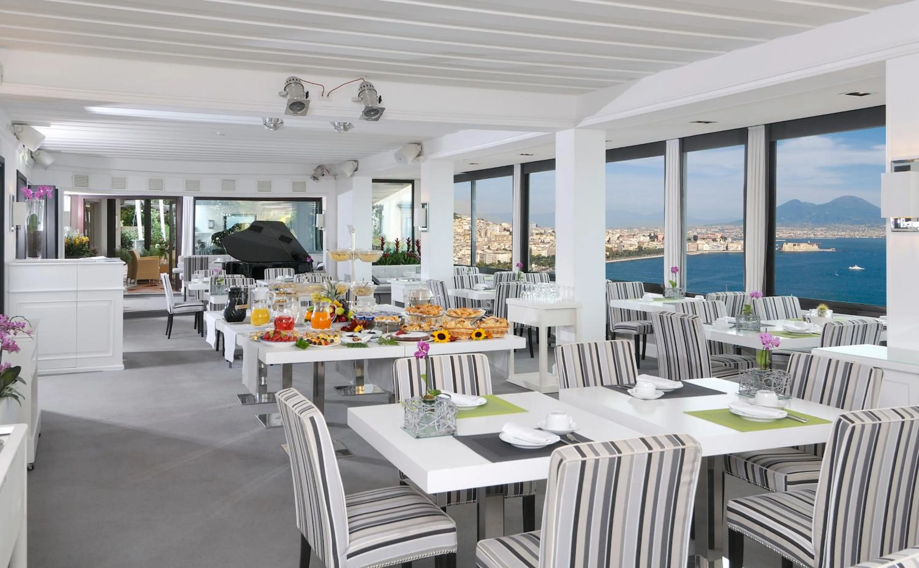 Restaurant/places to eat in BW Signature Collection Hotel Paradiso