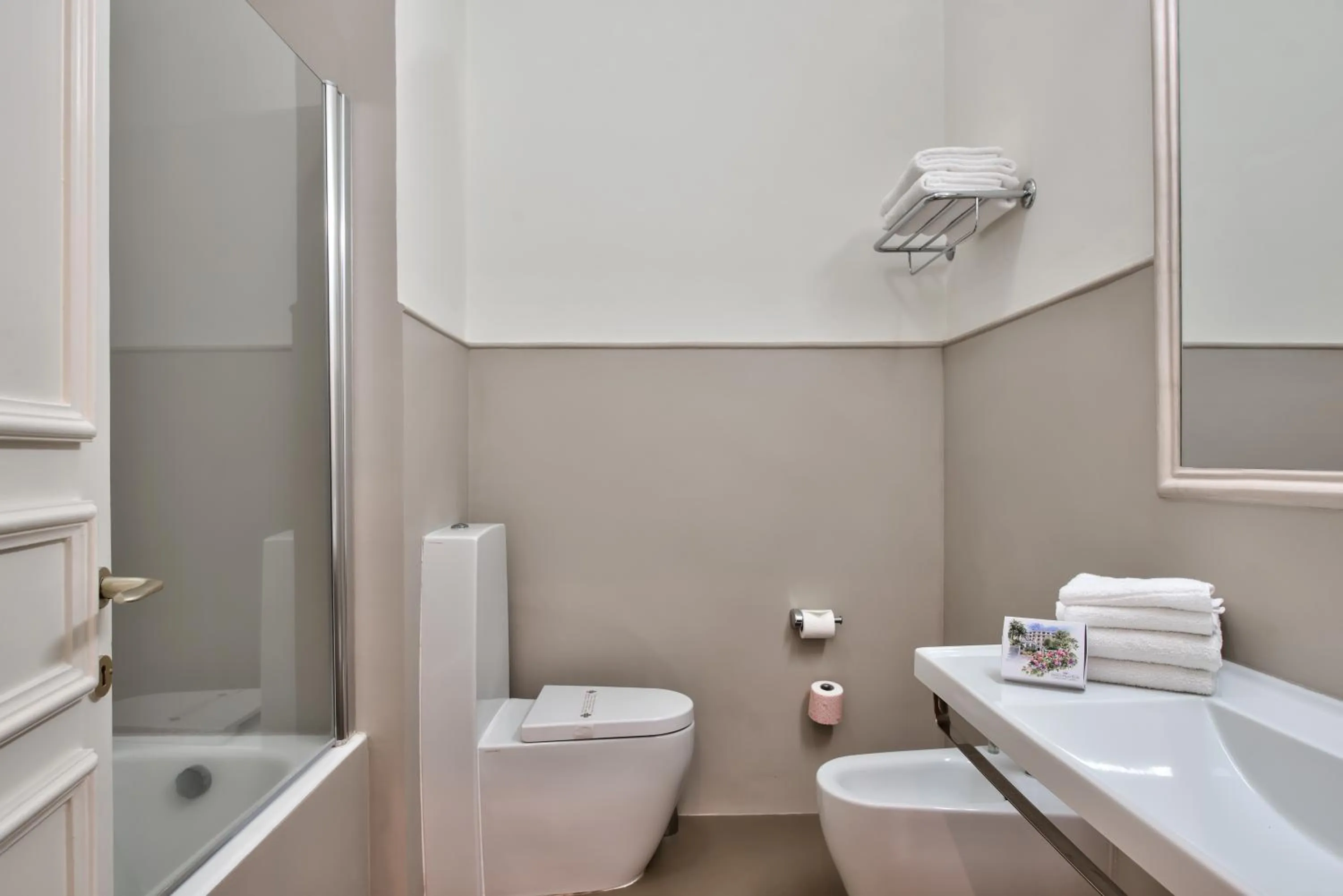 Bathroom in Majestic Palace Hotel