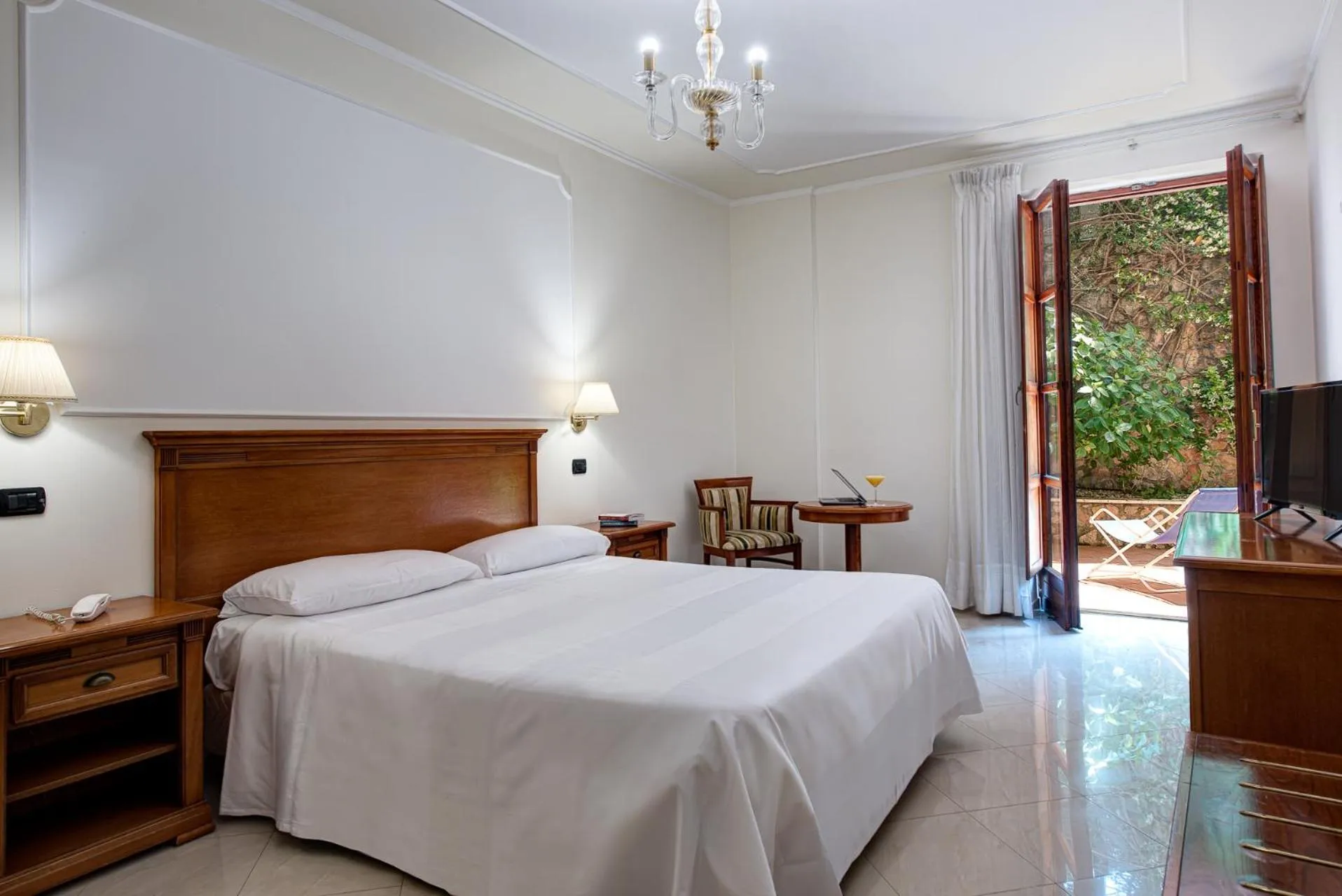 Balcony/Terrace, Bed in Majestic Palace Hotel