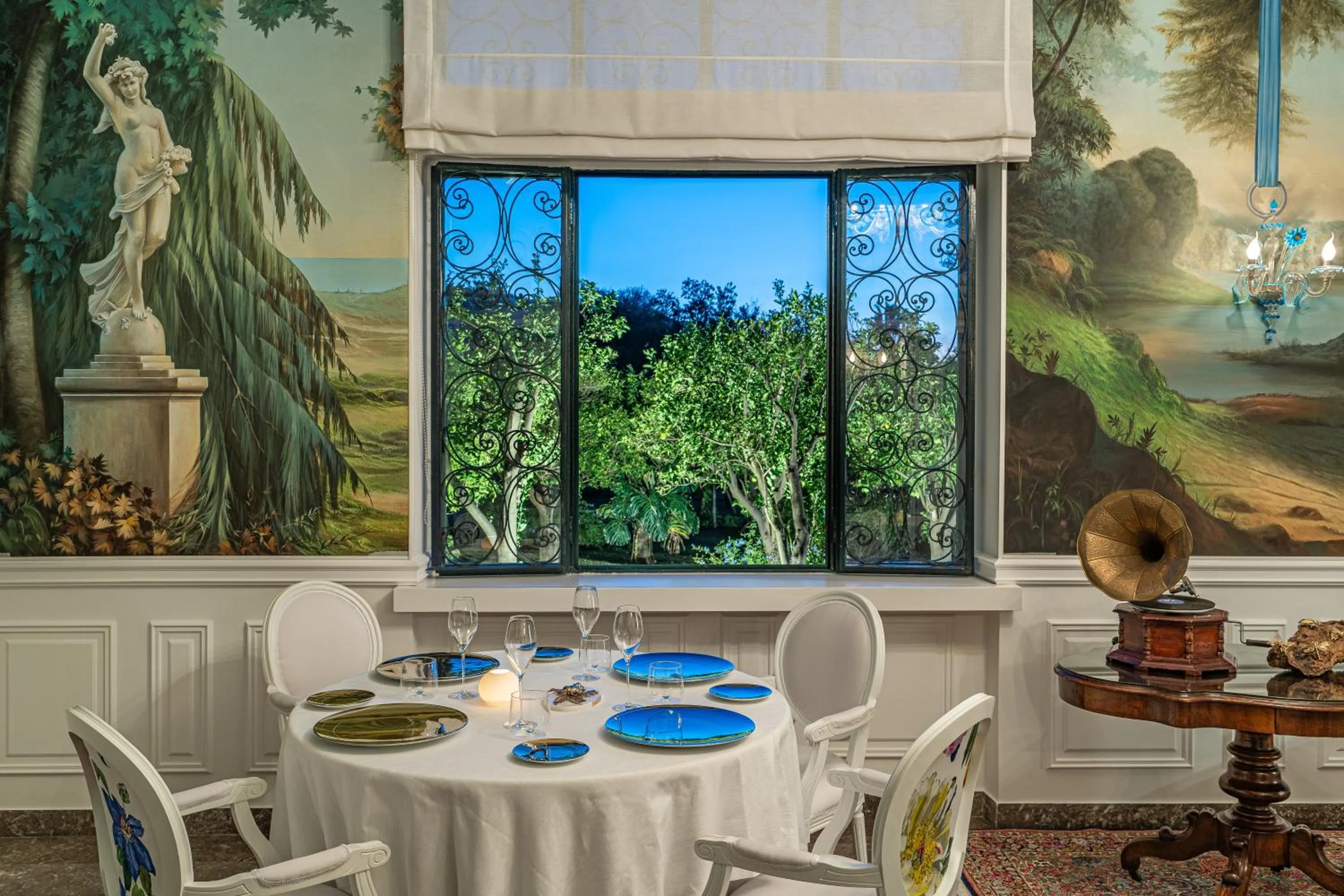 Restaurant/places to eat in Majestic Palace Hotel