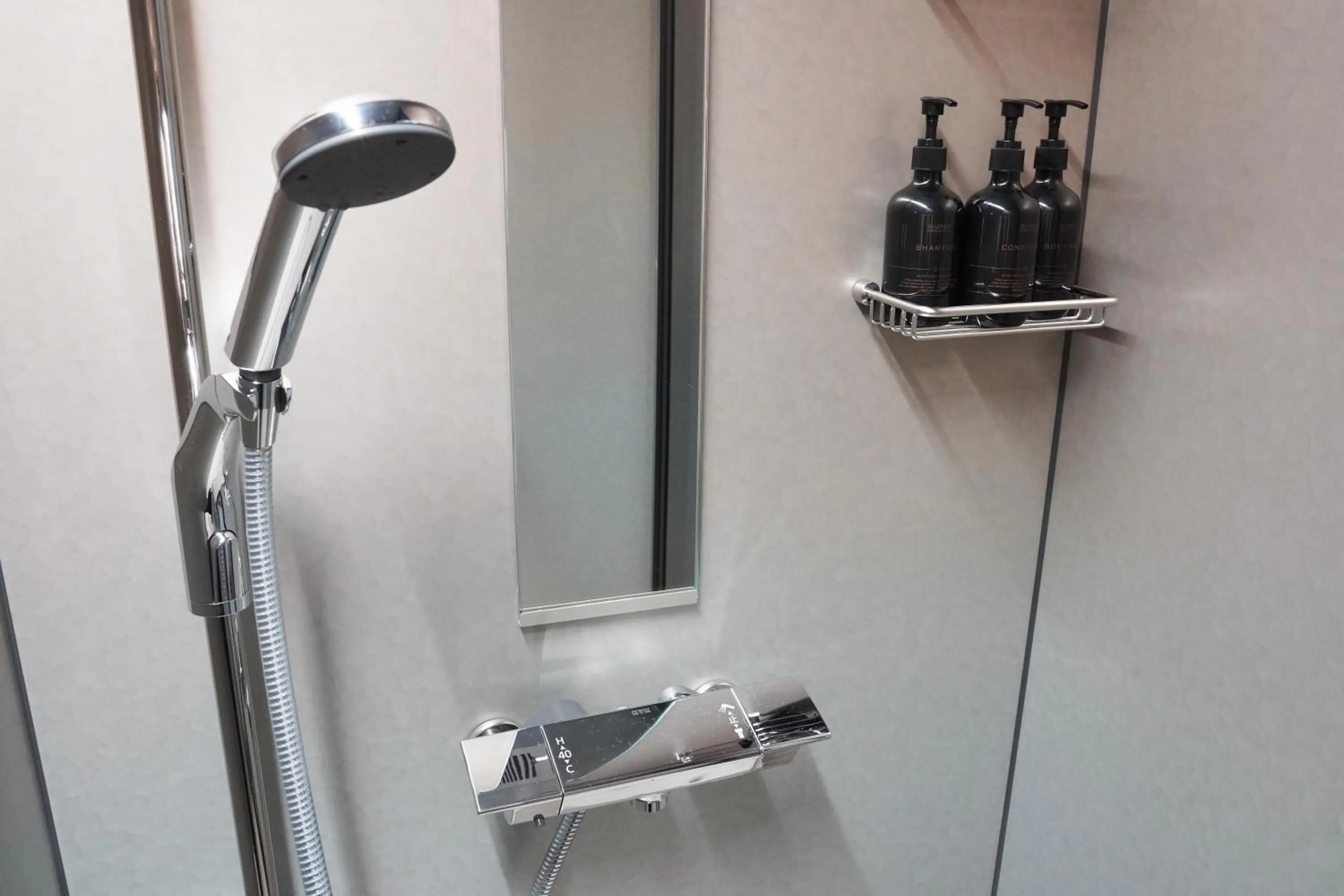 Shower in SETOUCHI KEIRIN HOTEL 10 by Onko Chishin