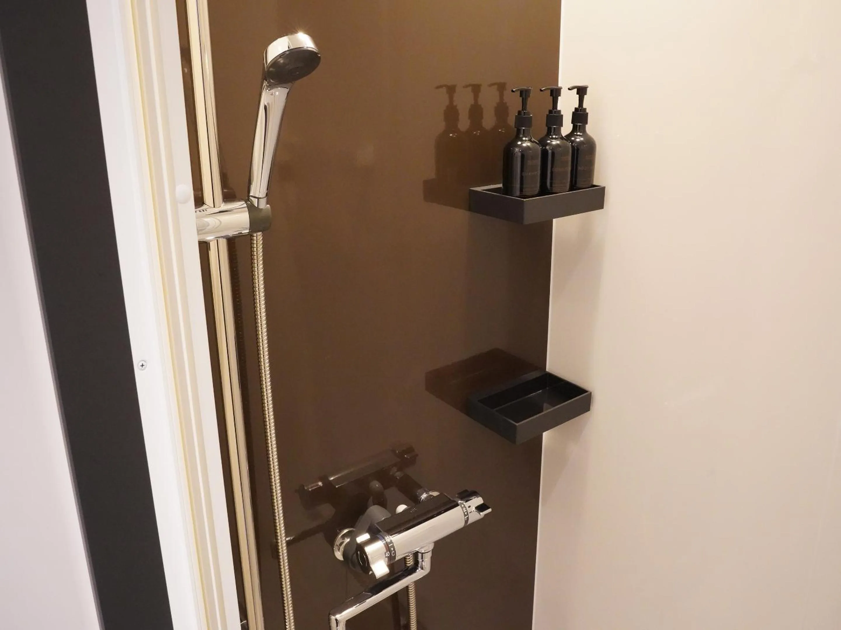 Shower in SETOUCHI KEIRIN HOTEL 10 by Onko Chishin