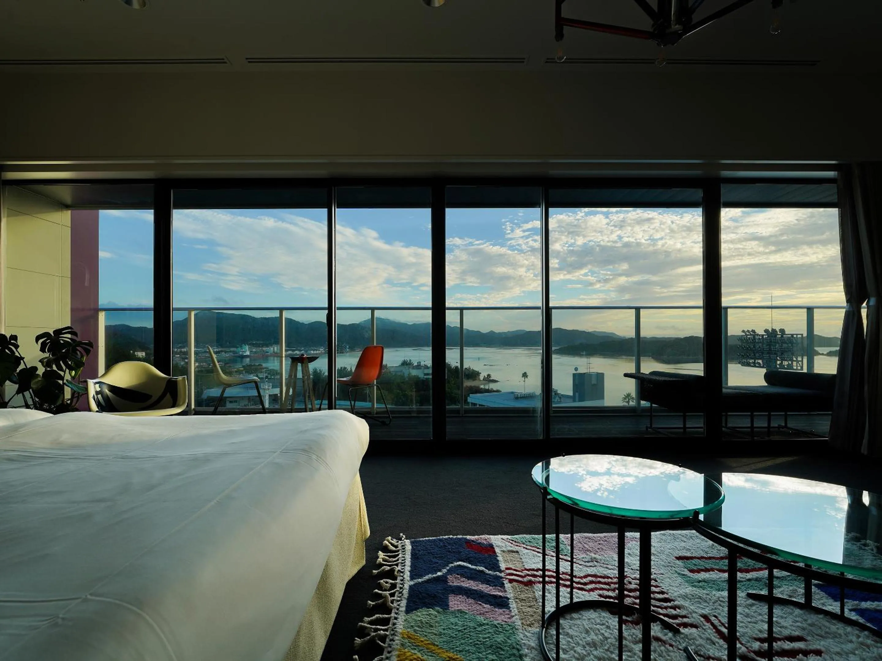 View (from property/room), Bed in SETOUCHI KEIRIN HOTEL 10 by Onko Chishin